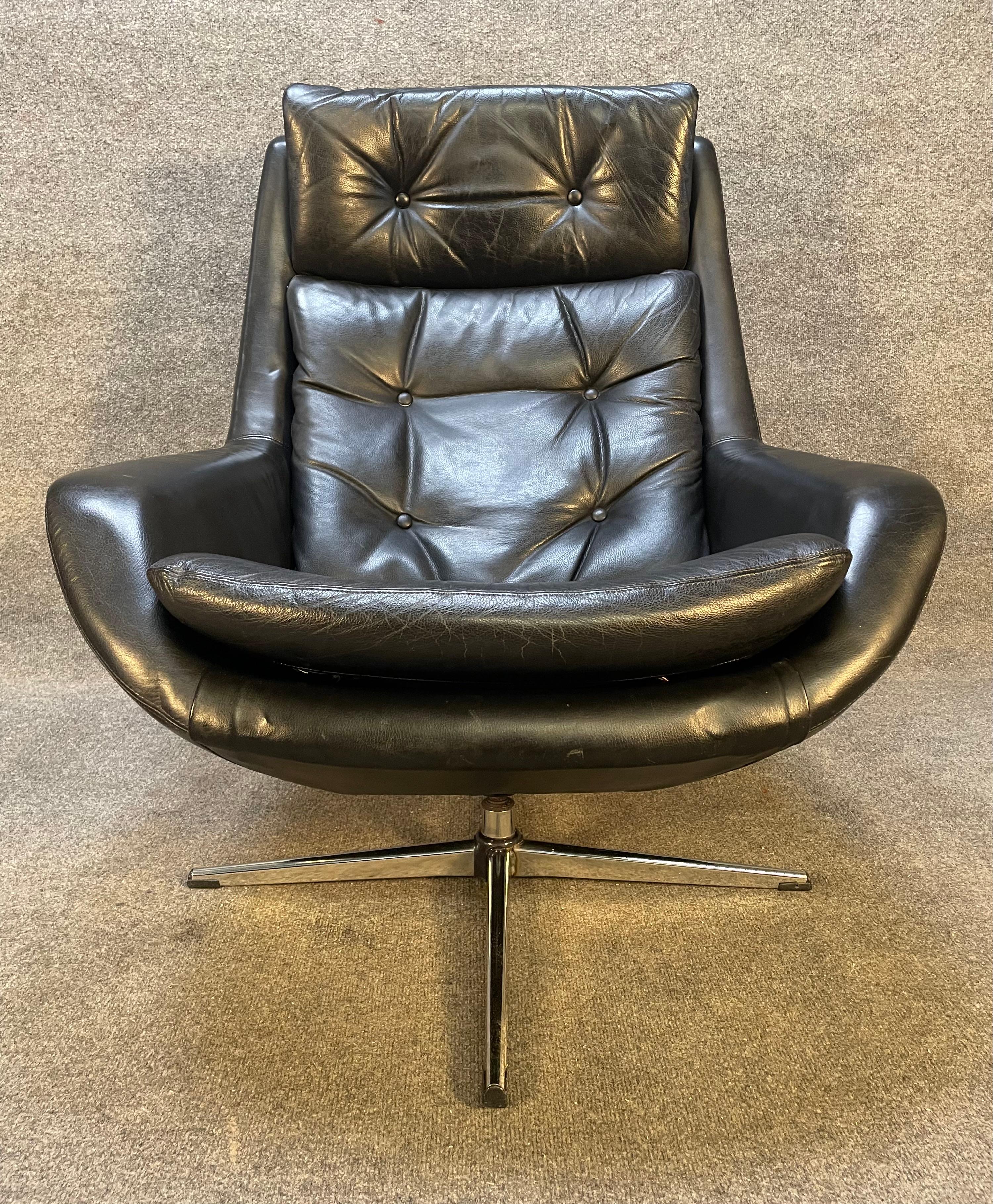 Here is a beautiful 1960's scandinavian modern easy chair in black leather designed by Henry Walter Klein and manufactured by Bramin Miobker in Denmark.
This comfortable chair, recently imported from Europe to California, features an all original
