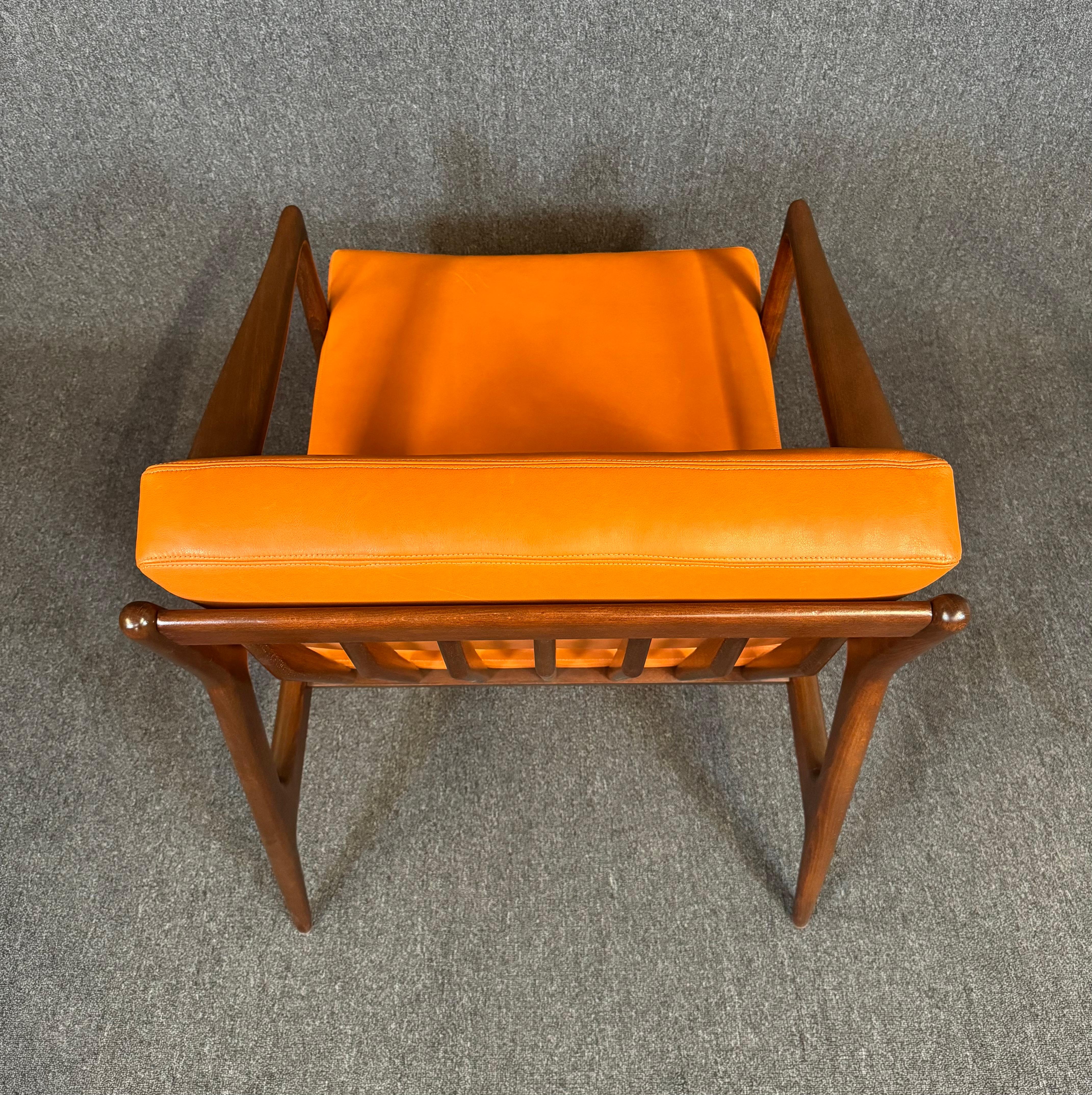 Here is a beautiful scandinavian modern lounge chair designed by Kofod Larsen and manufactured by Selig in Denmark in the 1960's.
This fully refinished and confortable chair features a sculptural frame in solid walnut stained birch showing organic