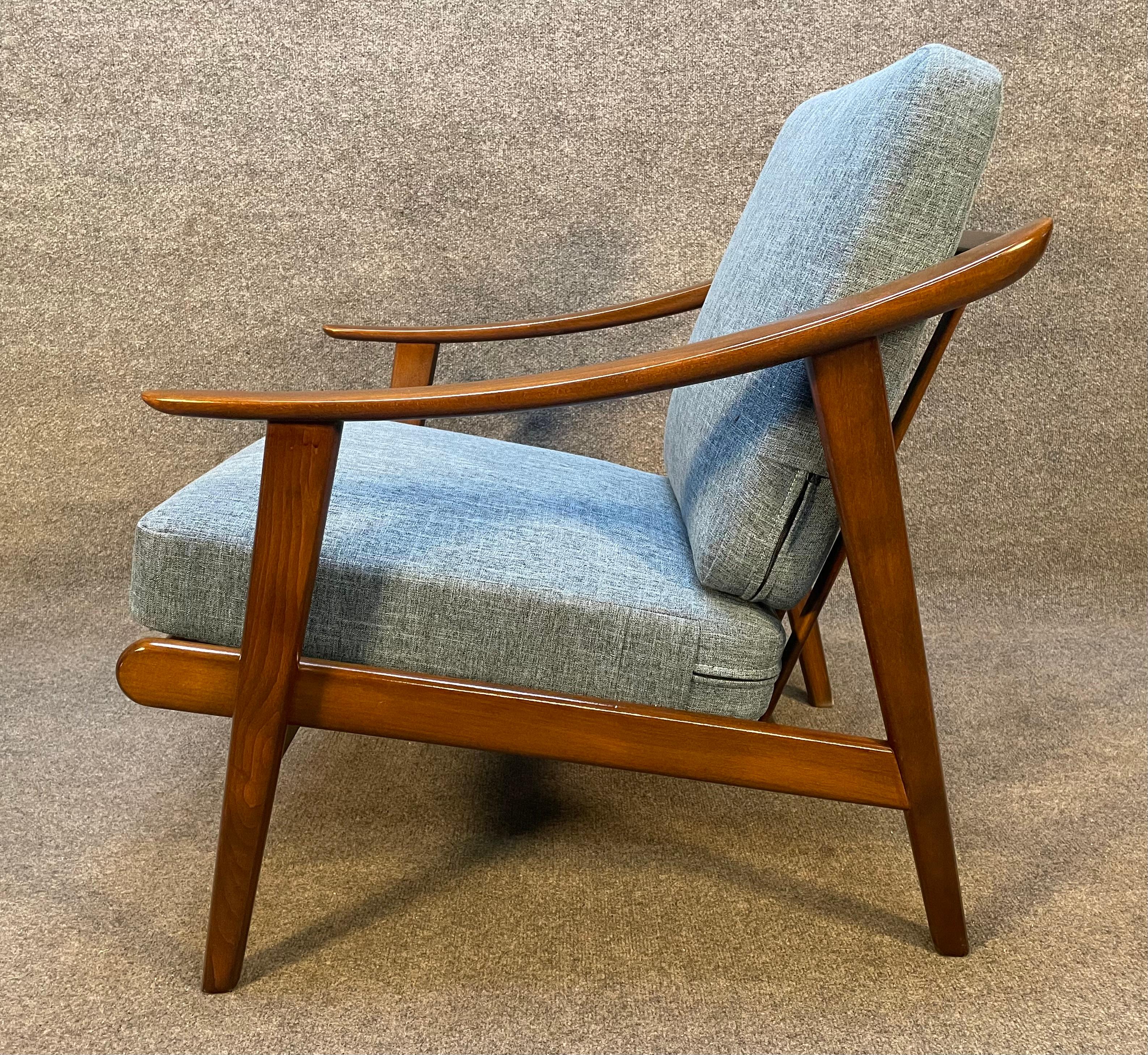 Voici un magnifique fauteuil moderne Scandinavian en bouleau teinté couleur noyer fabriqué au Danemark dans les années 1960.
Cette chaise confortable, récemment importée d'Europe, présente un cadre sculptural nettoyé et huilé rappelant le design de