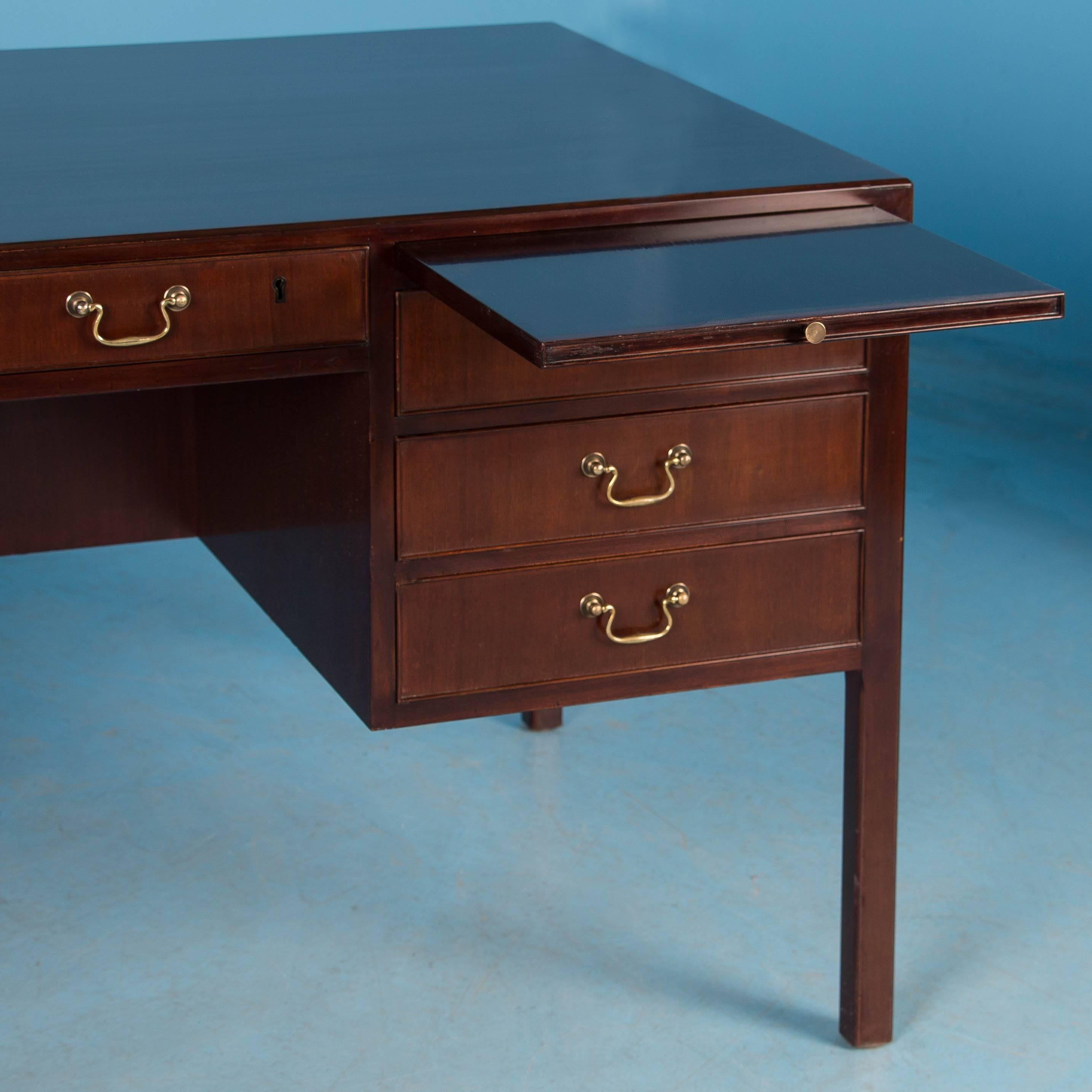 Vintage Danish Mid-Century Modern Mahogany Desk In Good Condition In Round Top, TX