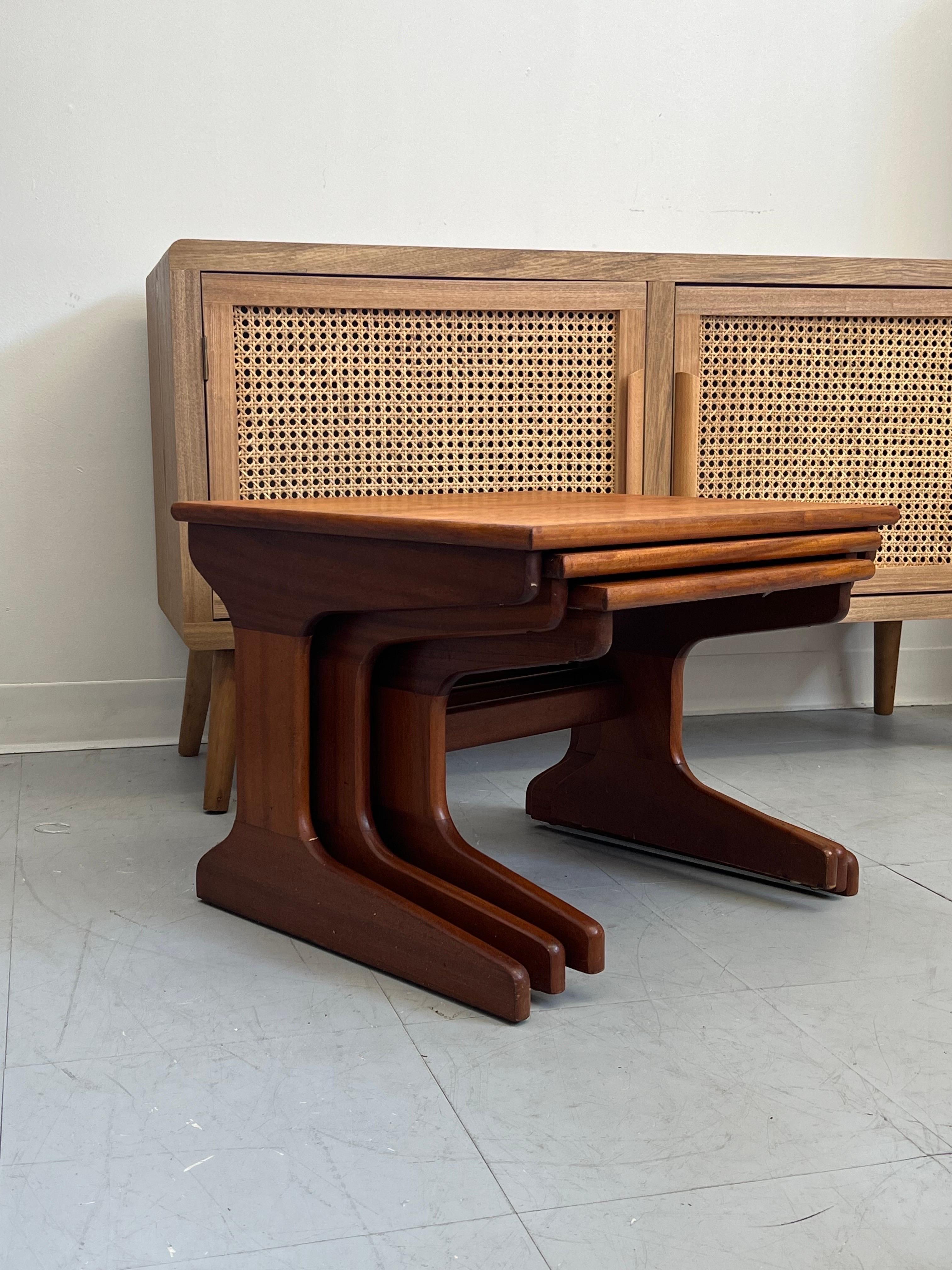 Vintage Danish Mid Century Modern Nesting End Table Set In Good Condition For Sale In Seattle, WA