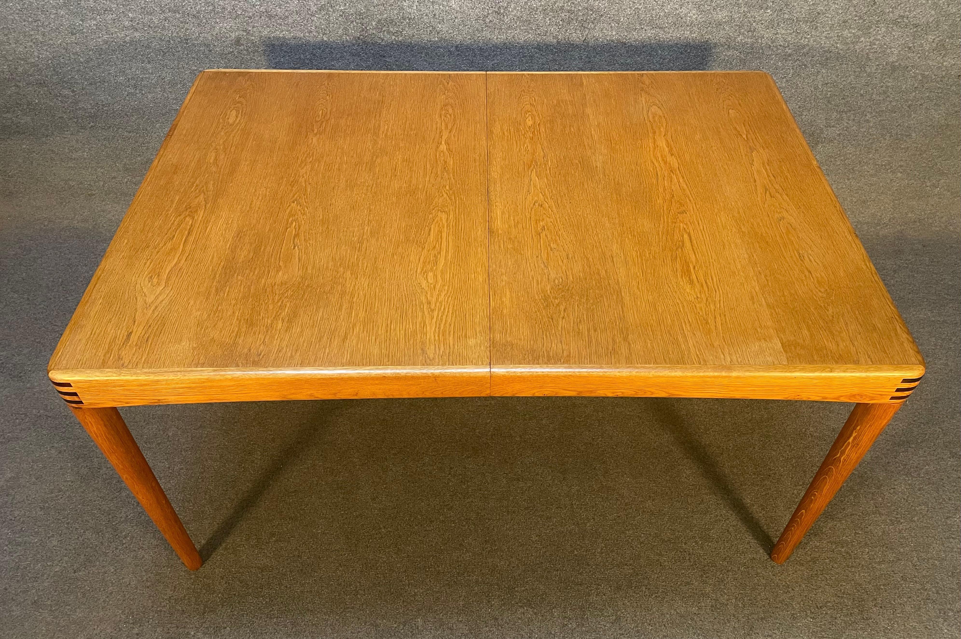 Voici une magnifique table à manger moderne scandinave en chêne conçue par H.W. Klein et fabriquée par Bramin Mobler au Danemark dans les années 1960.
Cette table exquise, récemment importée d'Europe en Californie avant sa remise en état, présente