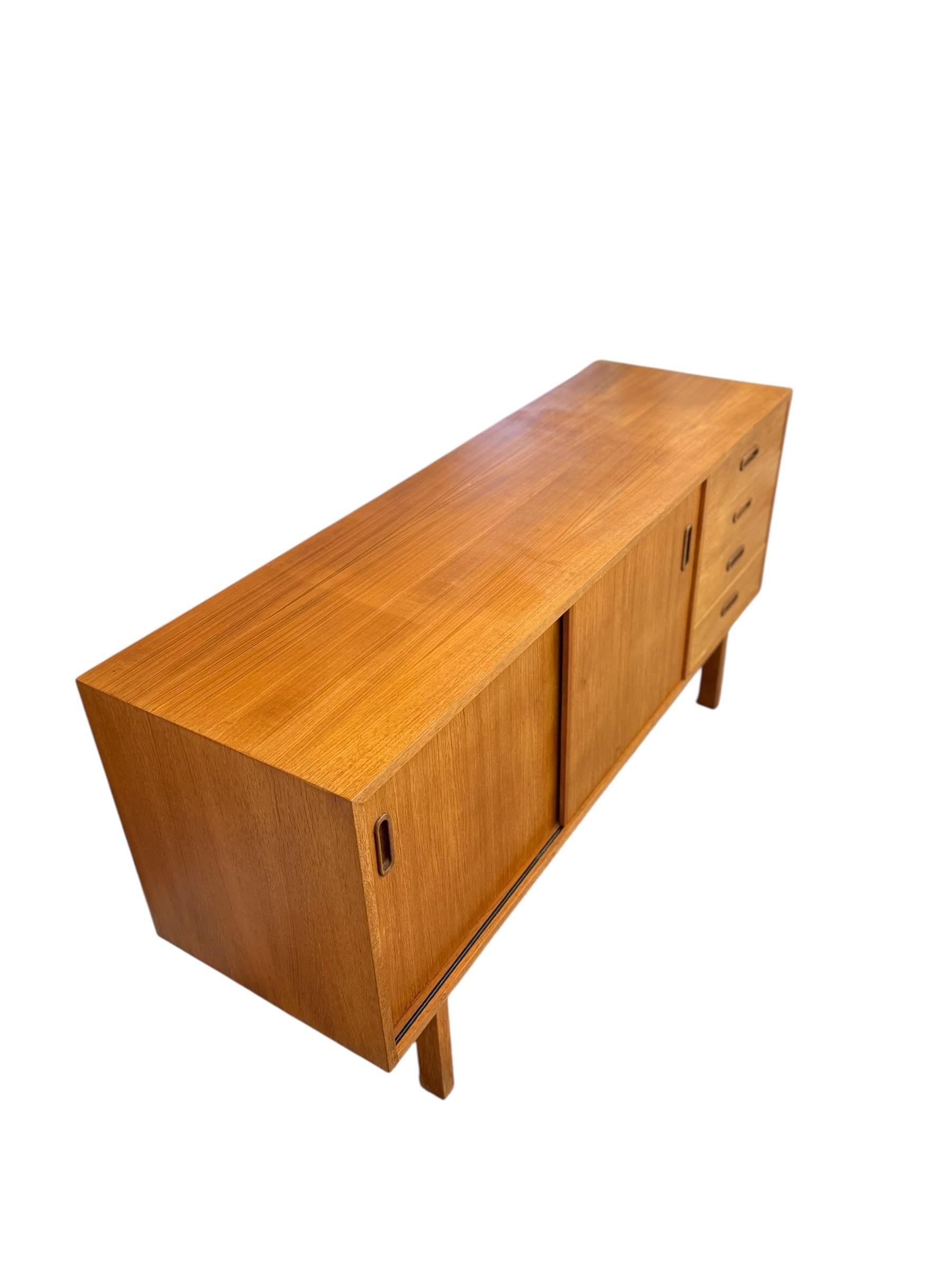 Mid-Century Modern Meuble à disques ou crédence en chêne vintage d'origine danoise du milieu du siècle dernier en vente