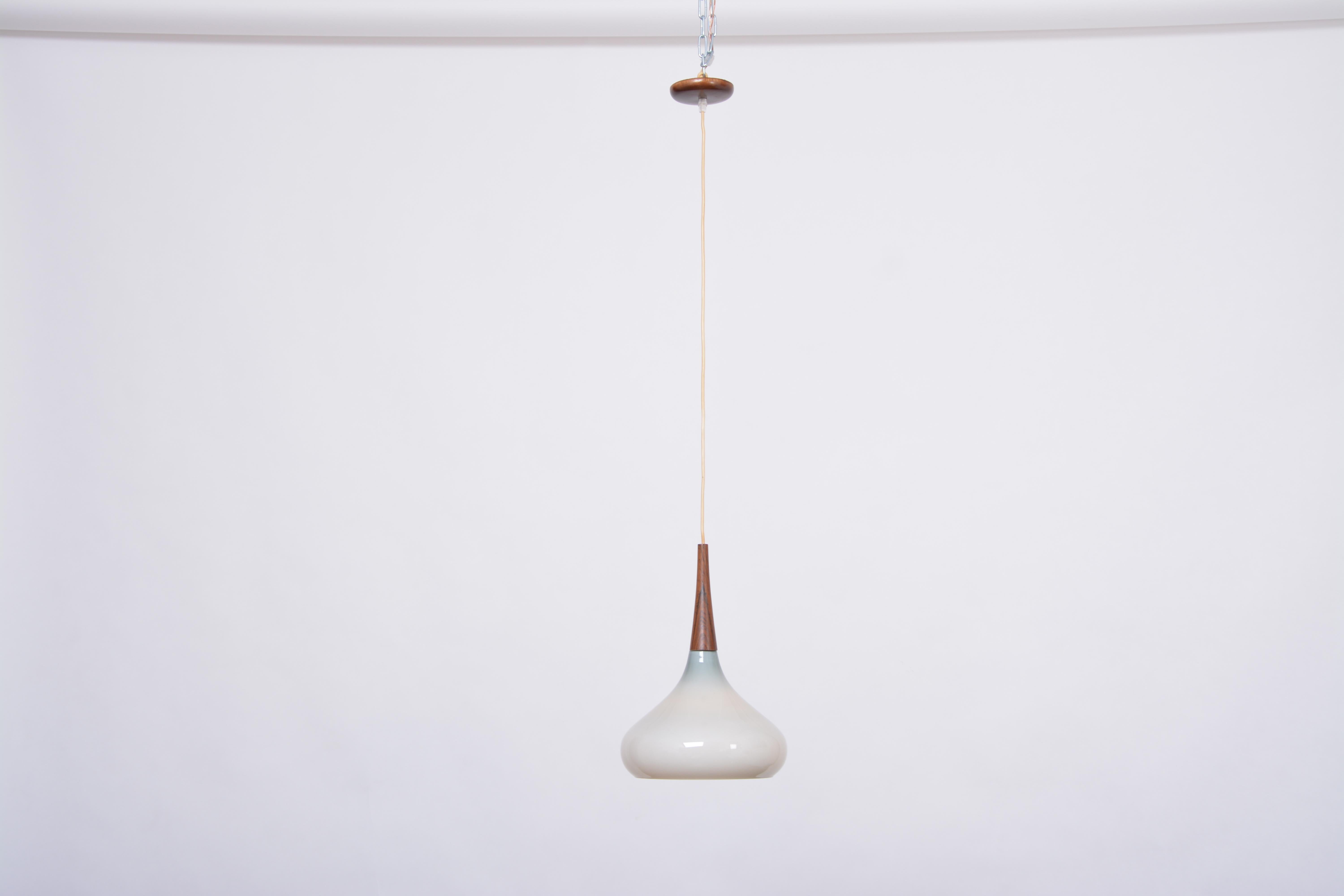 Mid-Century Modern Lampe à suspension danoise vintage moderne du milieu du siècle dernier en verre opalin par Holmegaard en vente