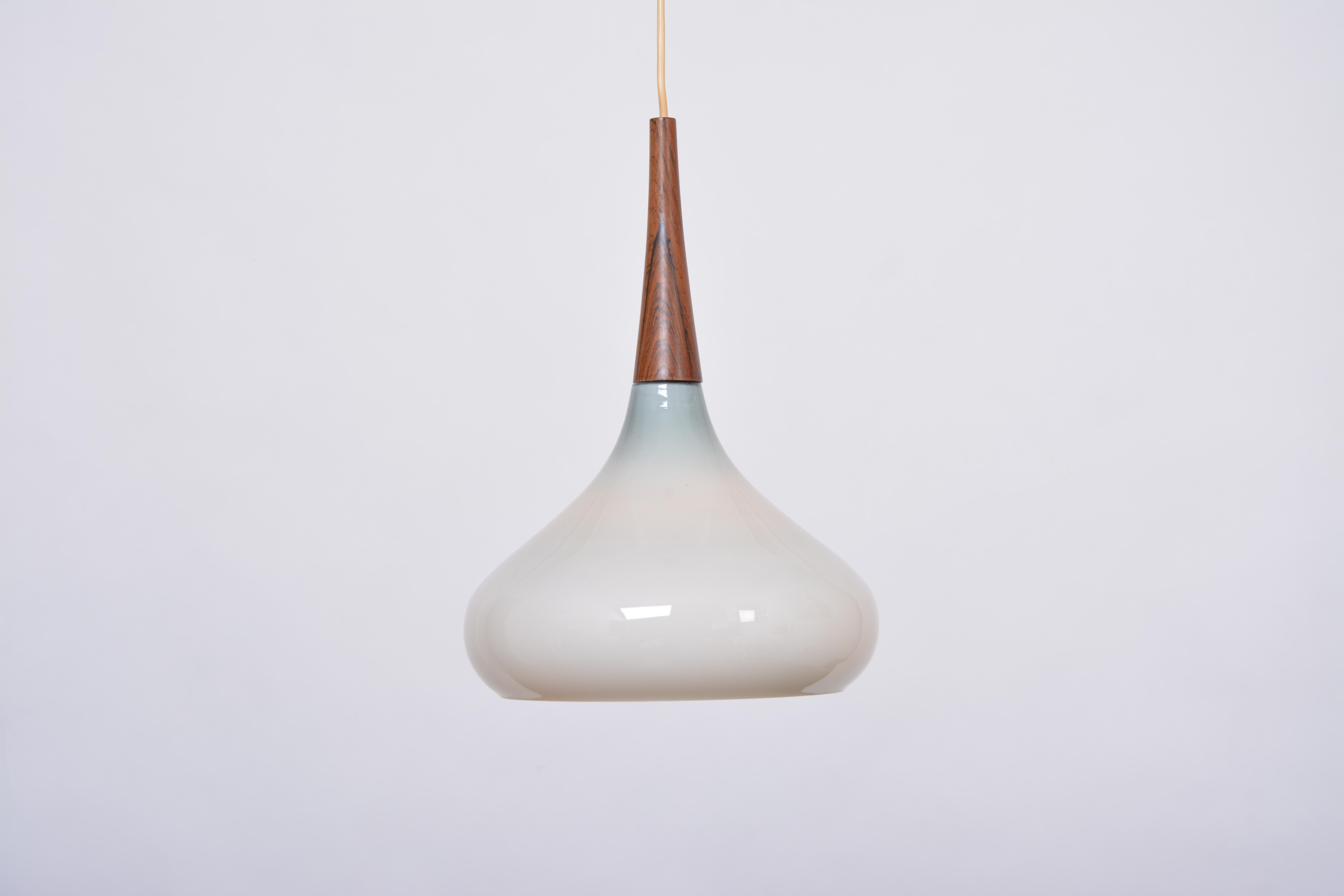 Danois Lampe à suspension danoise vintage moderne du milieu du siècle dernier en verre opalin par Holmegaard en vente