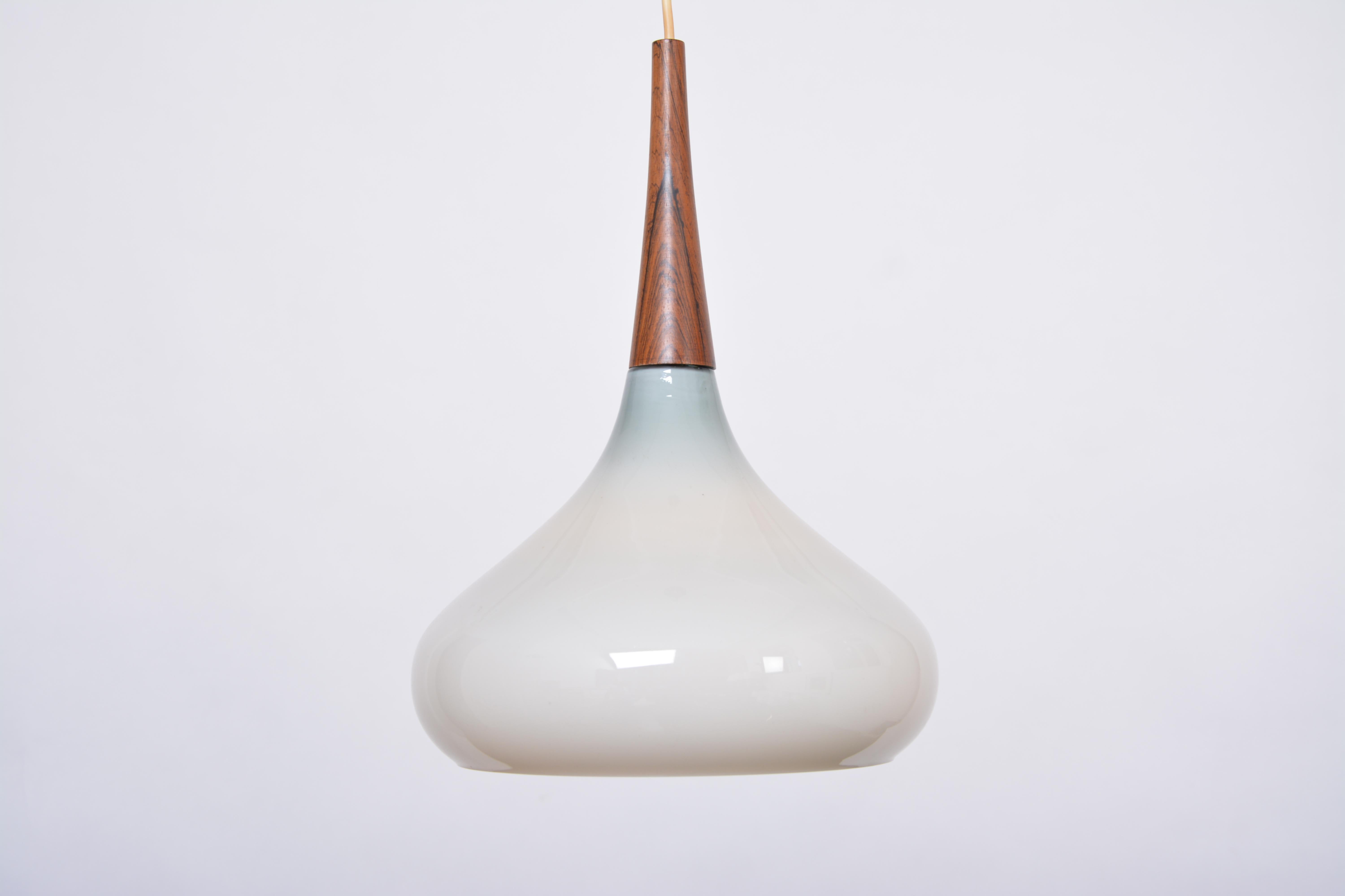 Lampe à suspension danoise vintage moderne du milieu du siècle dernier en verre opalin par Holmegaard Bon état - En vente à Berlin, DE