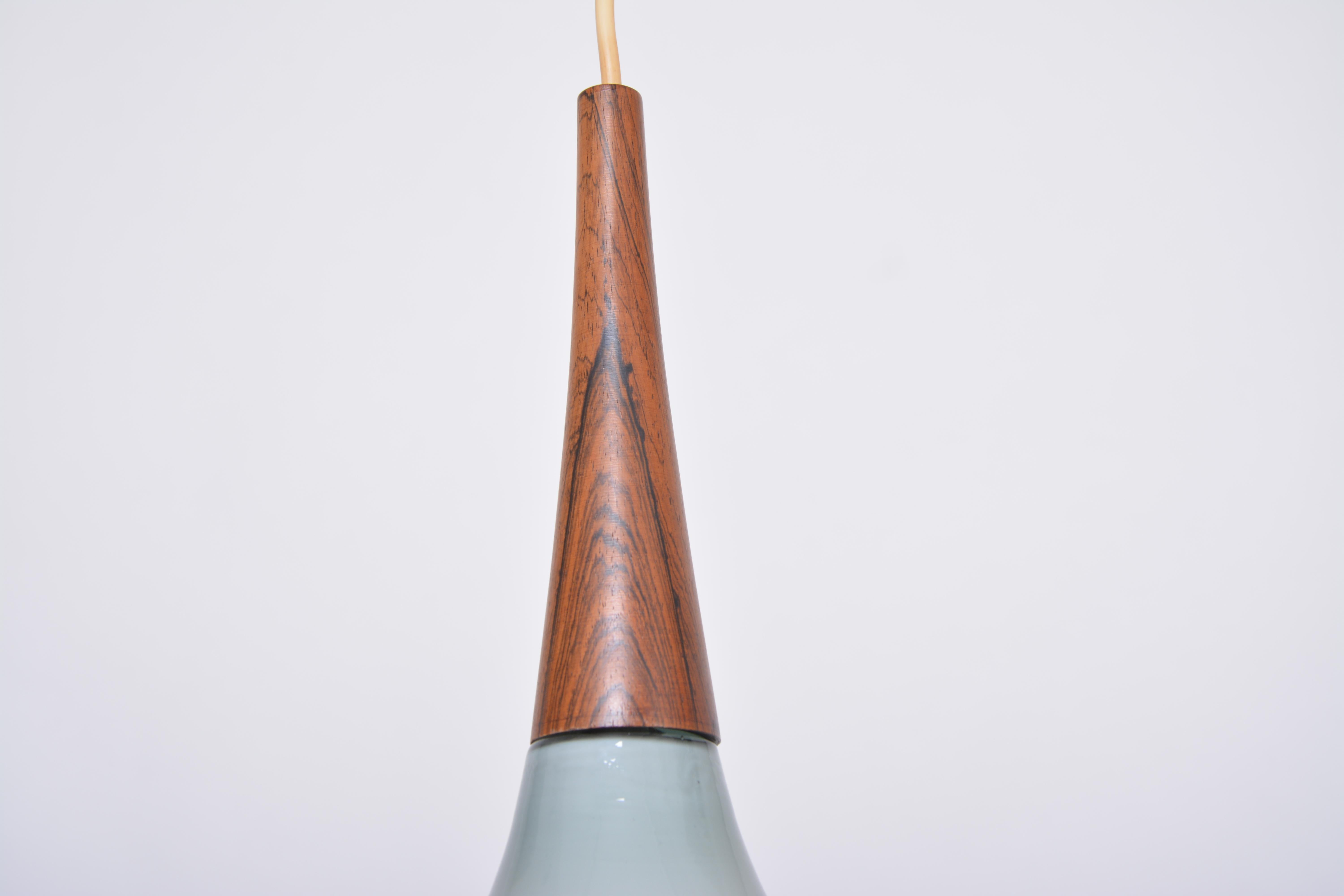 20ième siècle Lampe à suspension danoise vintage moderne du milieu du siècle dernier en verre opalin par Holmegaard en vente