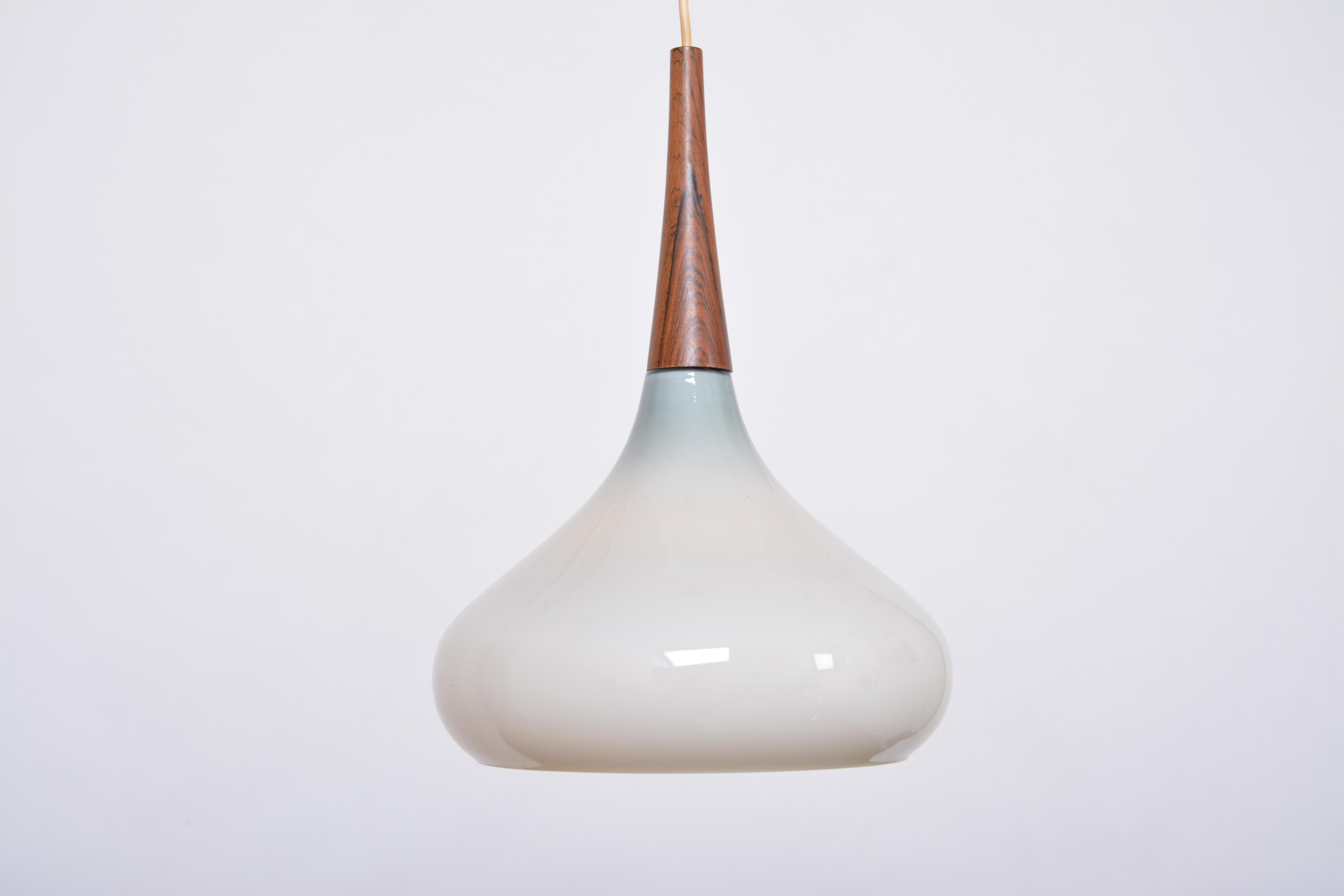 Verre opalin Lampe à suspension danoise vintage moderne du milieu du siècle dernier en verre opalin par Holmegaard en vente