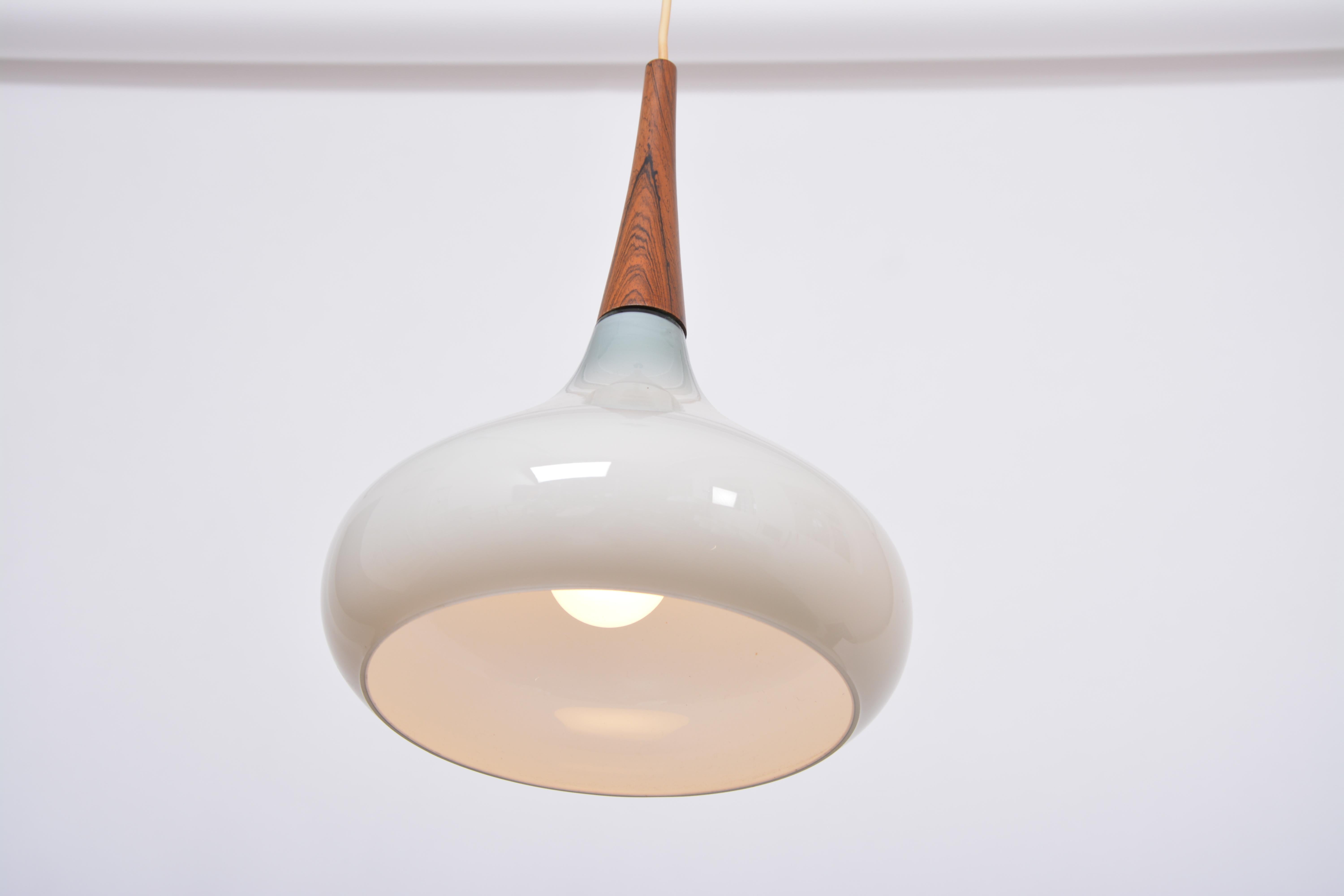 Lampe à suspension danoise vintage moderne du milieu du siècle dernier en verre opalin par Holmegaard en vente 1