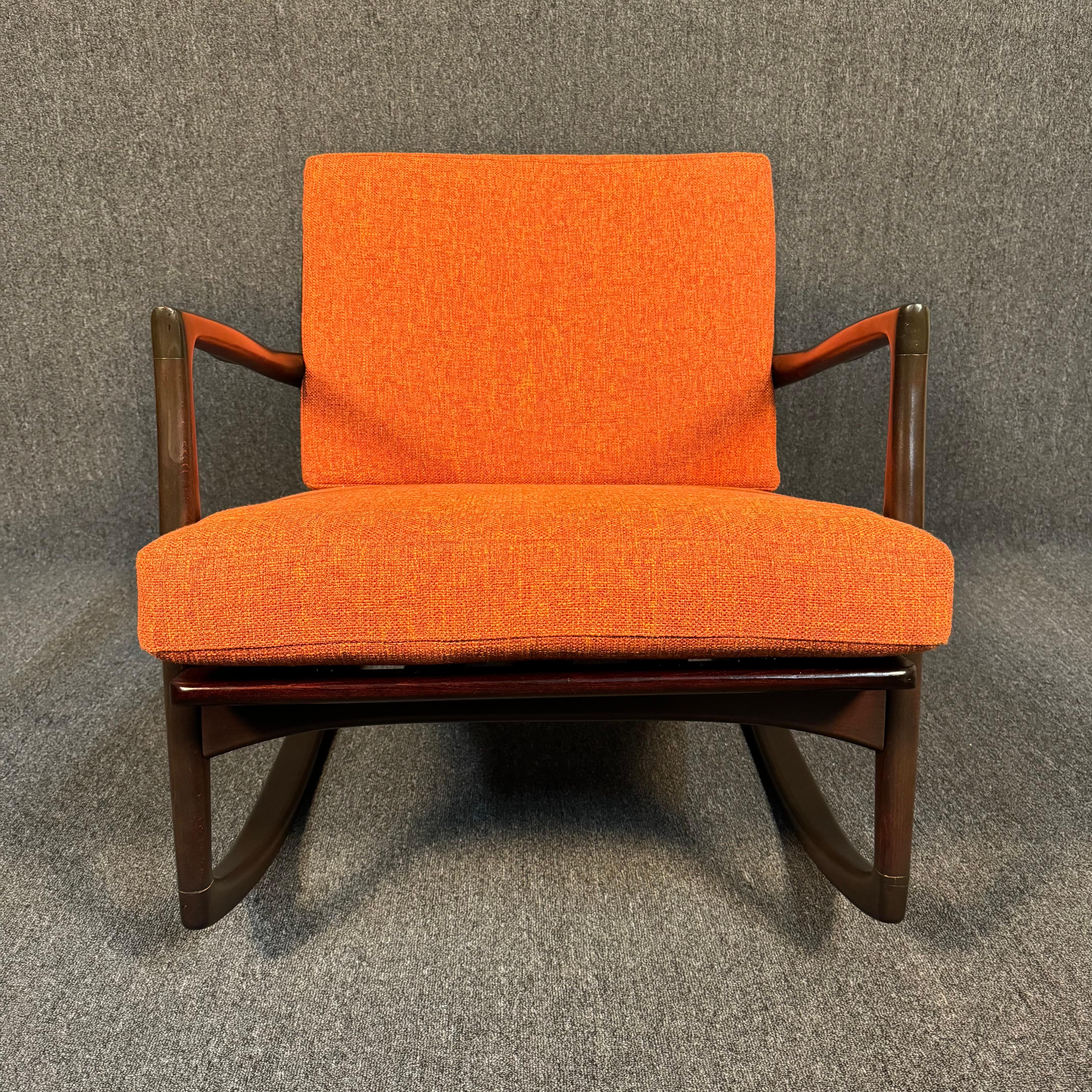 Voici un magnifique fauteuil à bascule moderne scandinave conçu par Ib Kofod Larsen et fabriqué par Selig au Danemark dans les années 1960.
Cette superbe chaise est composée d'un cadre sculptural en hêtre massif teinté en noyer foncé, précédemment