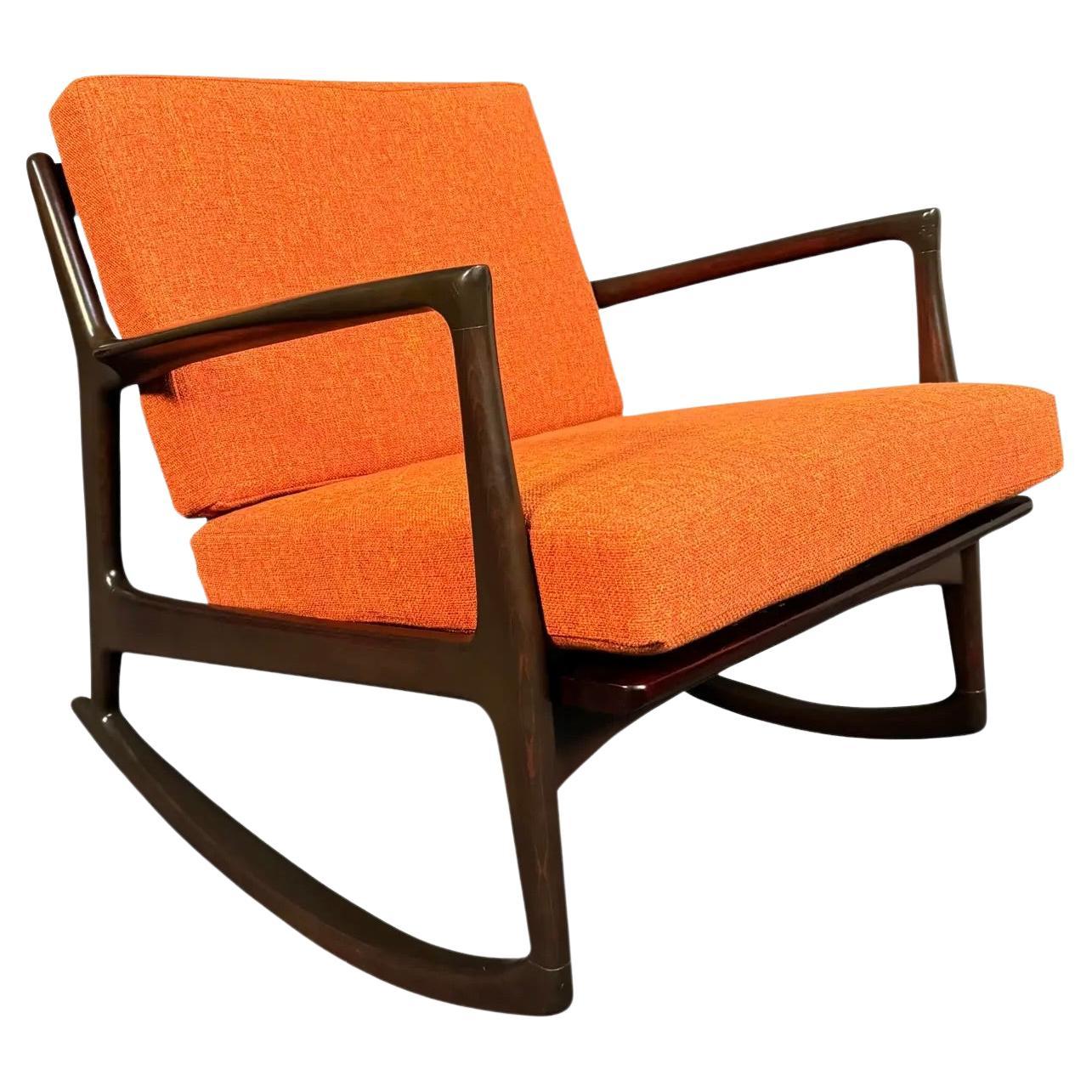 Chaise à bascule danoise moderne du milieu du siècle dernier par Kofod Larsen pour Selig en vente