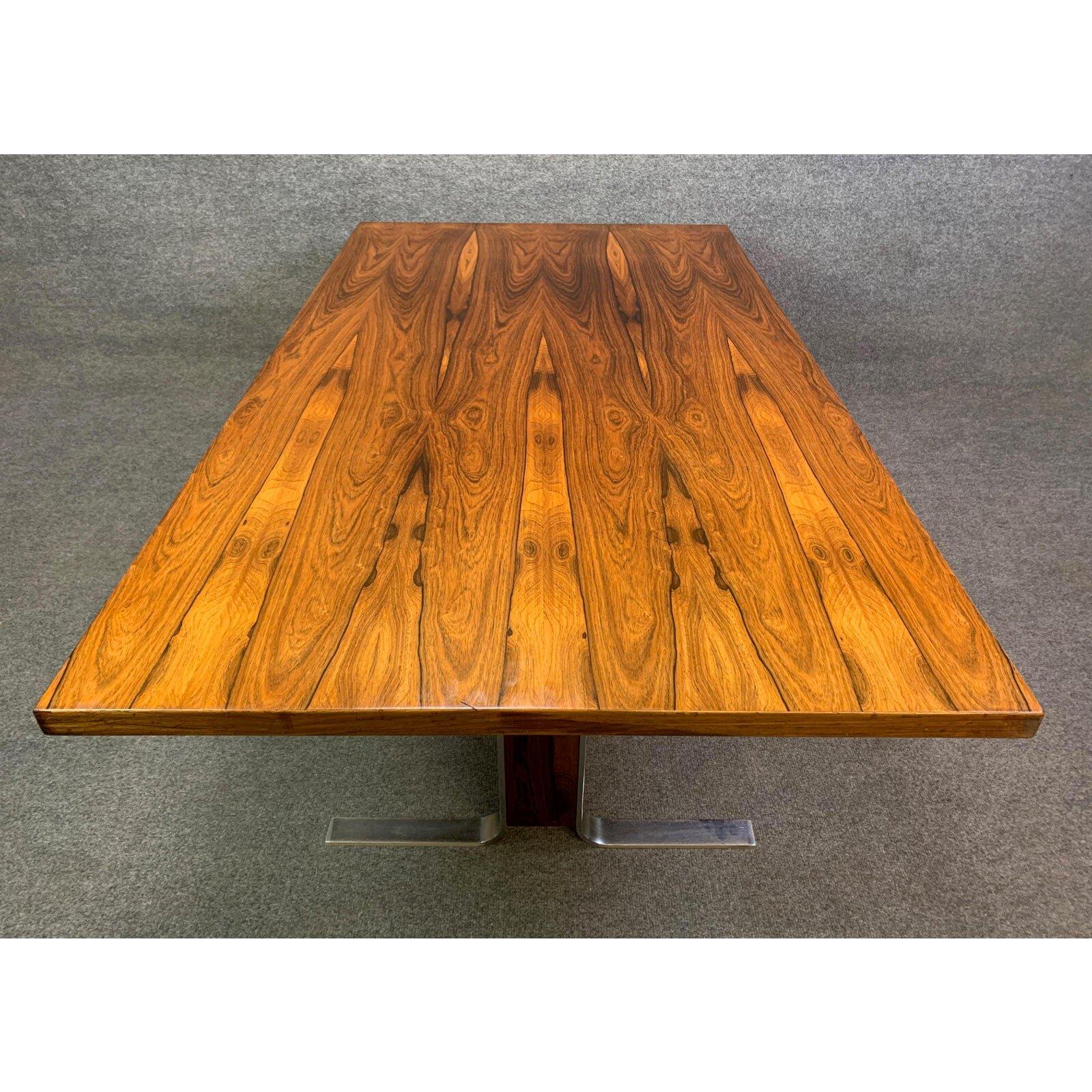 Travail du bois Grande table basse danoise vintage en bois de rose et chrome, moderne du milieu du siècle dernier en vente