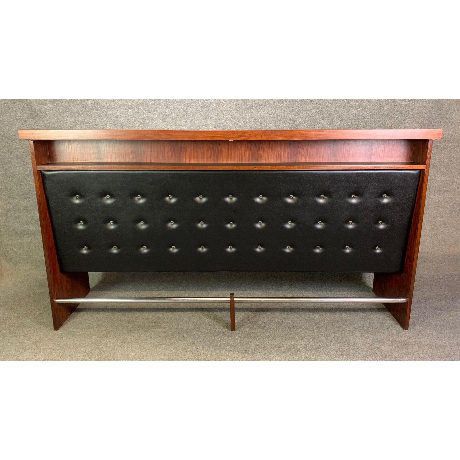 Vintage Danish Mid-Century Modern Rosewood Bar and Stools In Good Condition In San Marcos, CA
