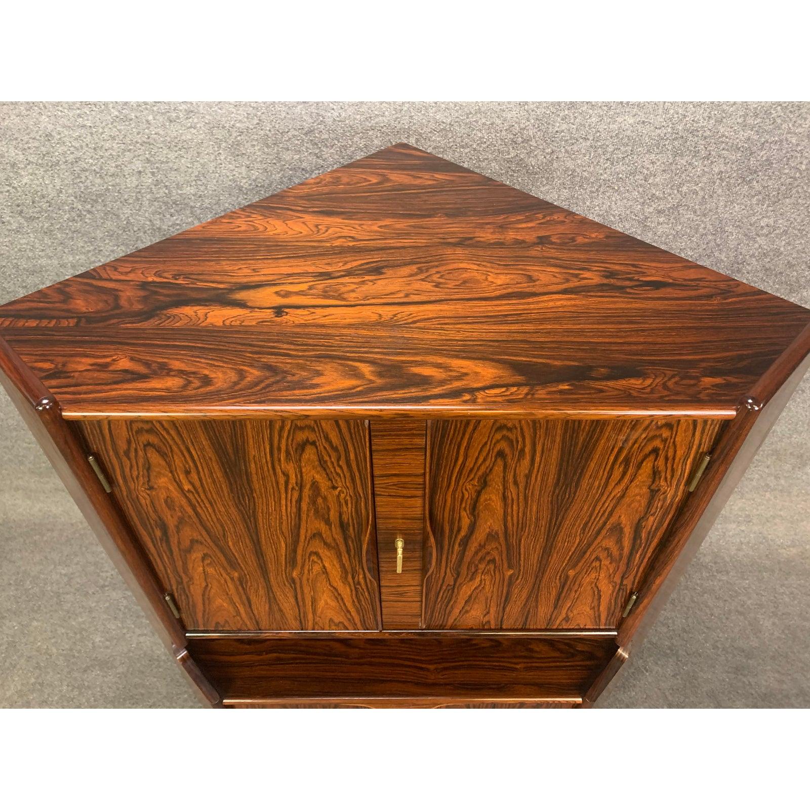 Armario esquinero vintage danés de palisandro de mediados de siglo Danés en venta