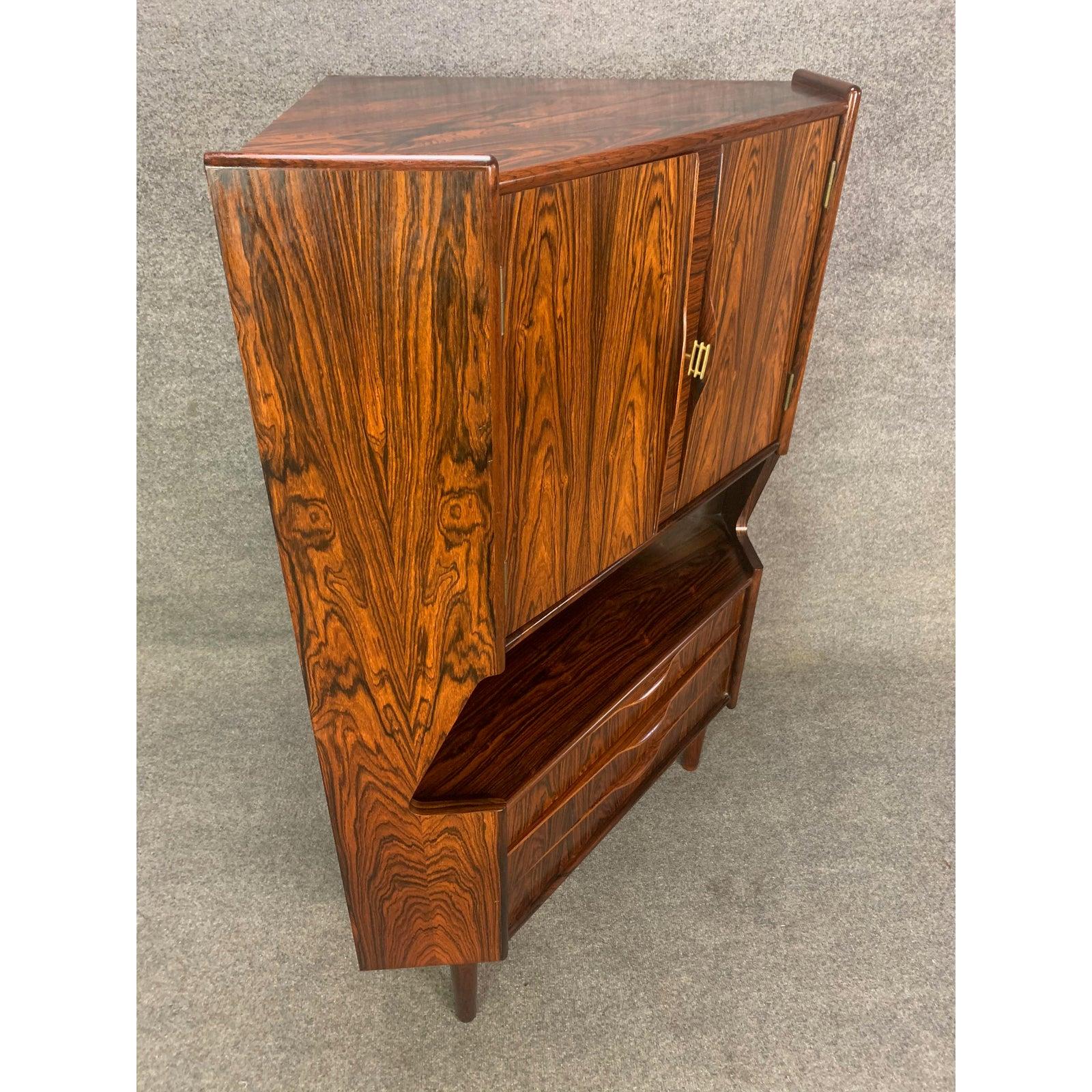 Vintage Danish Mid-Century Modern Rosewood Bar Corner Cabinet In Good Condition For Sale In San Marcos, CA