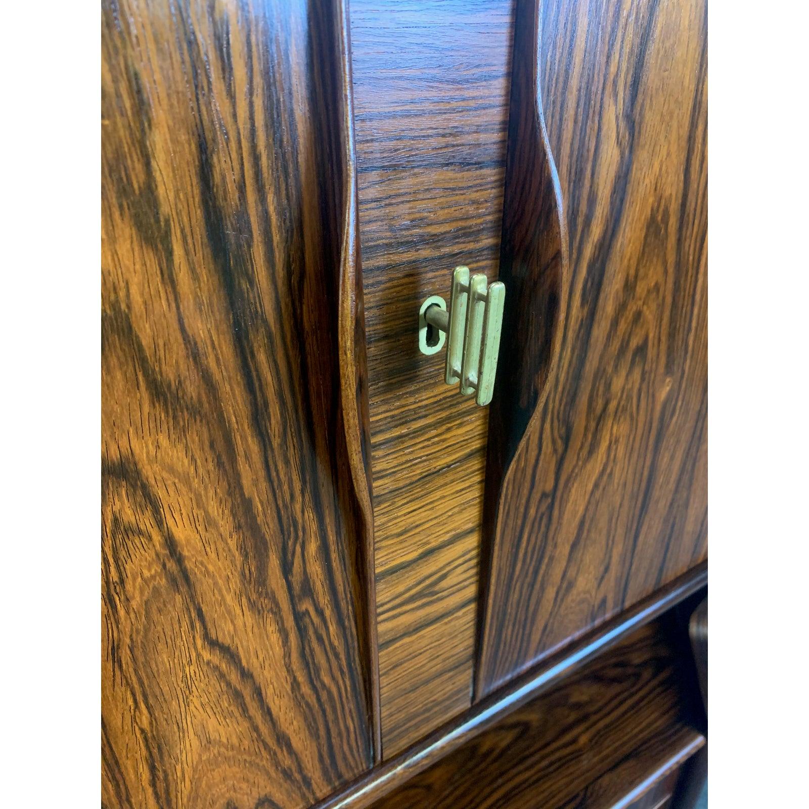 Armario esquinero vintage danés de palisandro de mediados de siglo Palo de rosa en venta