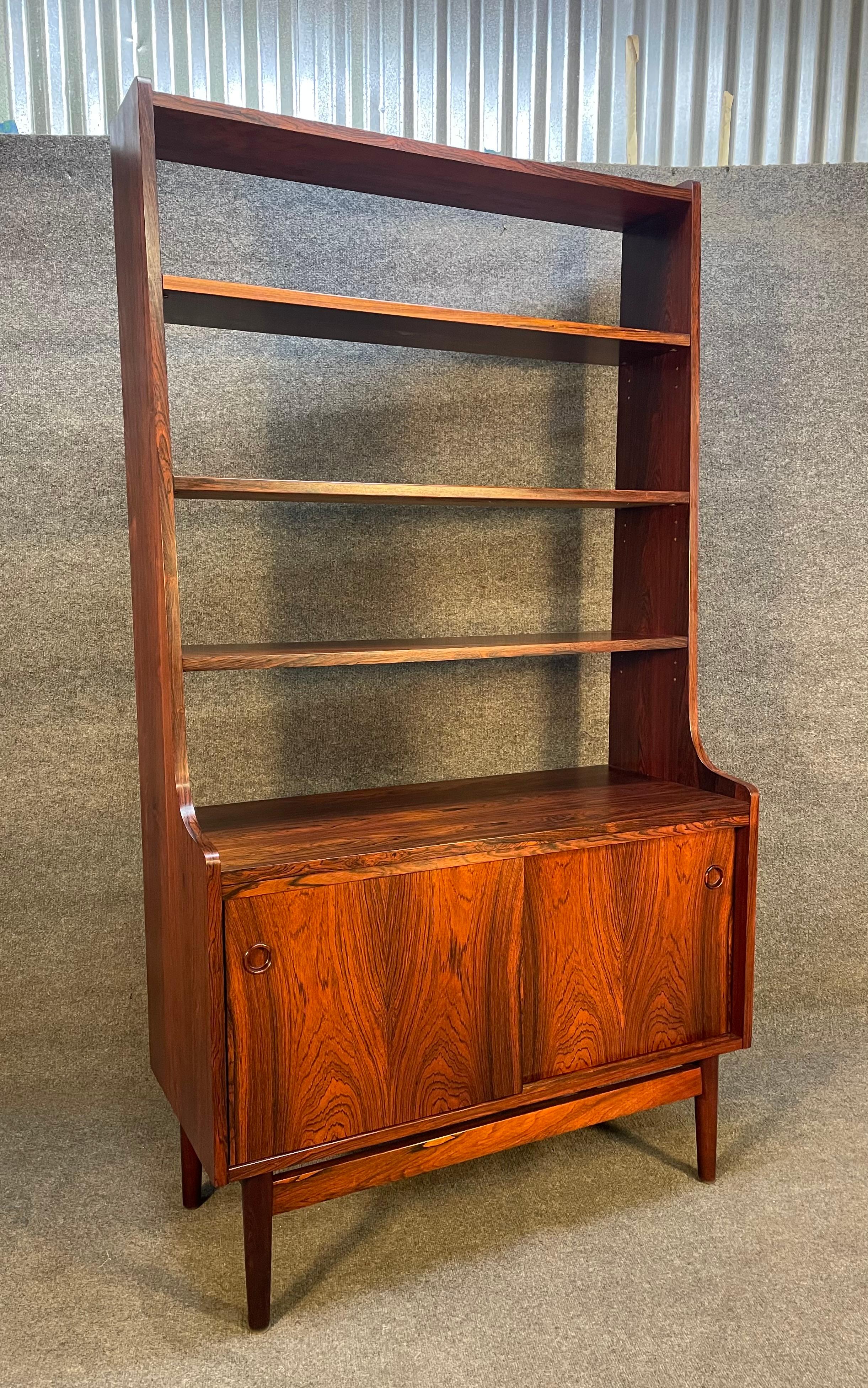 Here is a beautiful scandinavian modern bookcase in Brazilian rosewood designed by Jihannes North and manufactured by Nexxo Mobelfabrik in Denmark in the 1960's.
This lovely piece, recently imported from Europe to California before its refinishing,