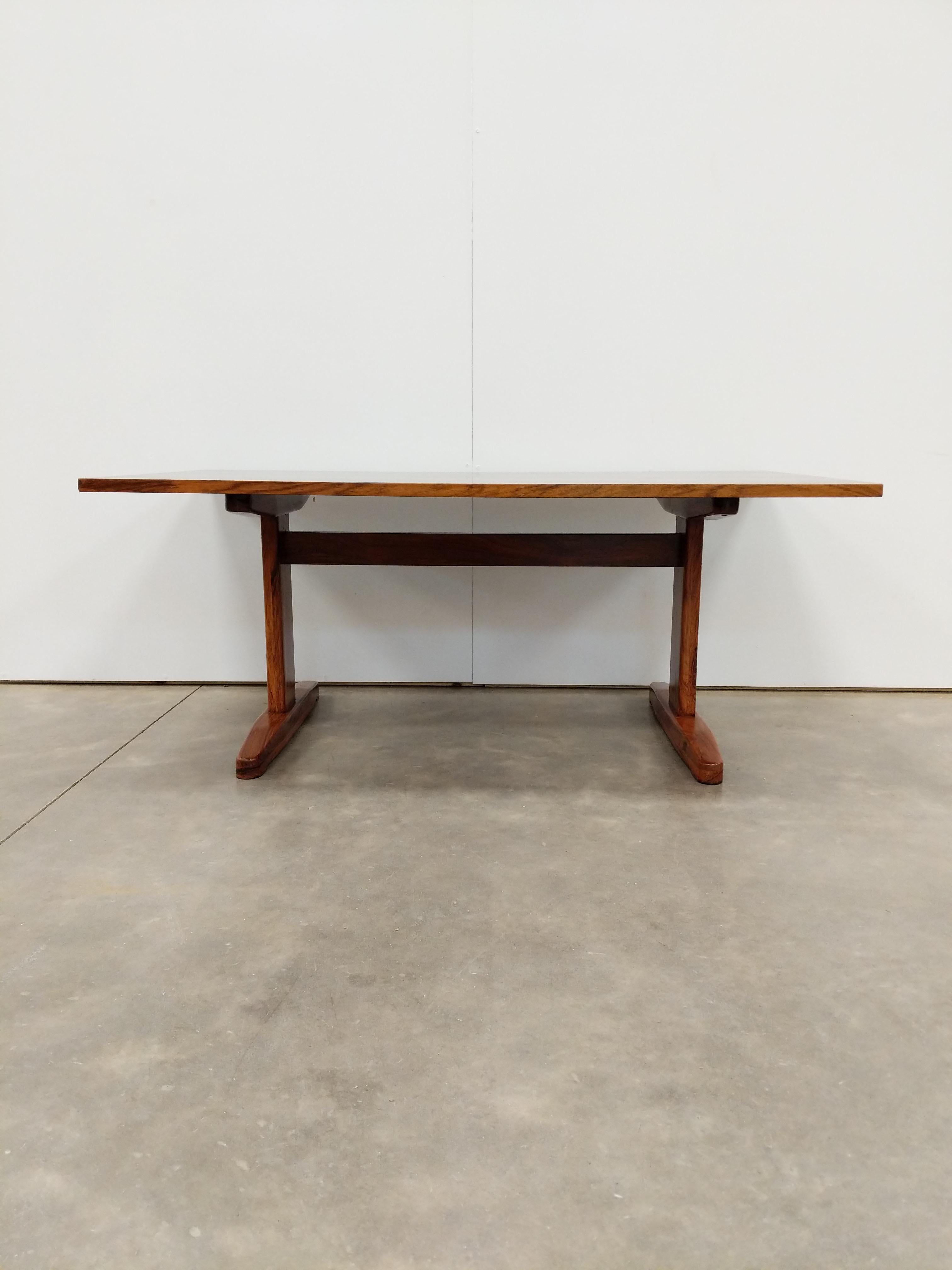 Authentique table basse en bois de rose vintage du milieu du siècle dernier, danoise / The Modern Scandinavian.

Par Trioh du Danemark. Tampon du fabricant sur le fond.

Cette pièce est en excellent état vintage avec très peu de signes d'usure liés
