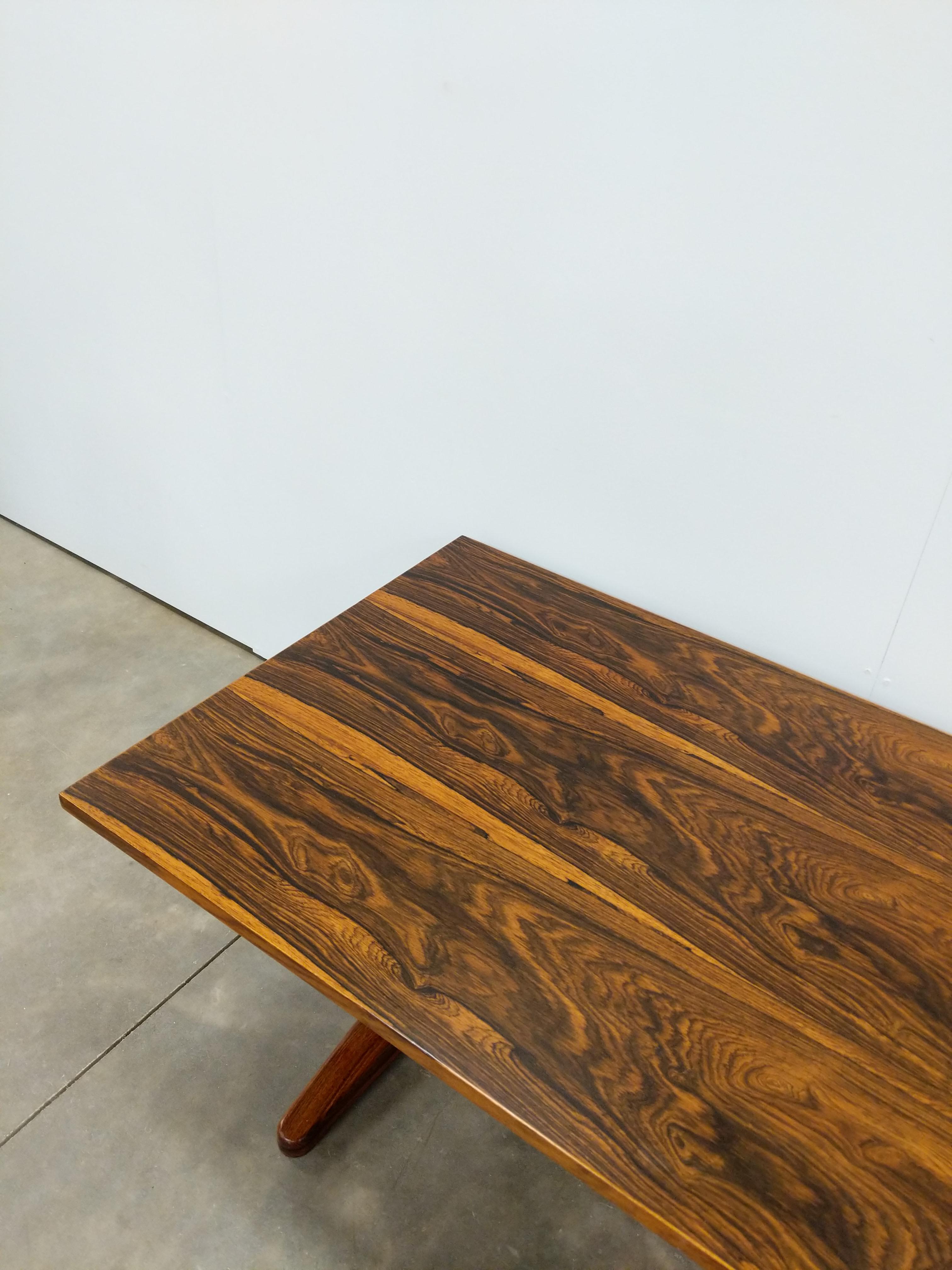 Table basse danoise moderne du milieu du siècle dernier en bois de rose par Trioh Bon état - En vente à Gardiner, NY