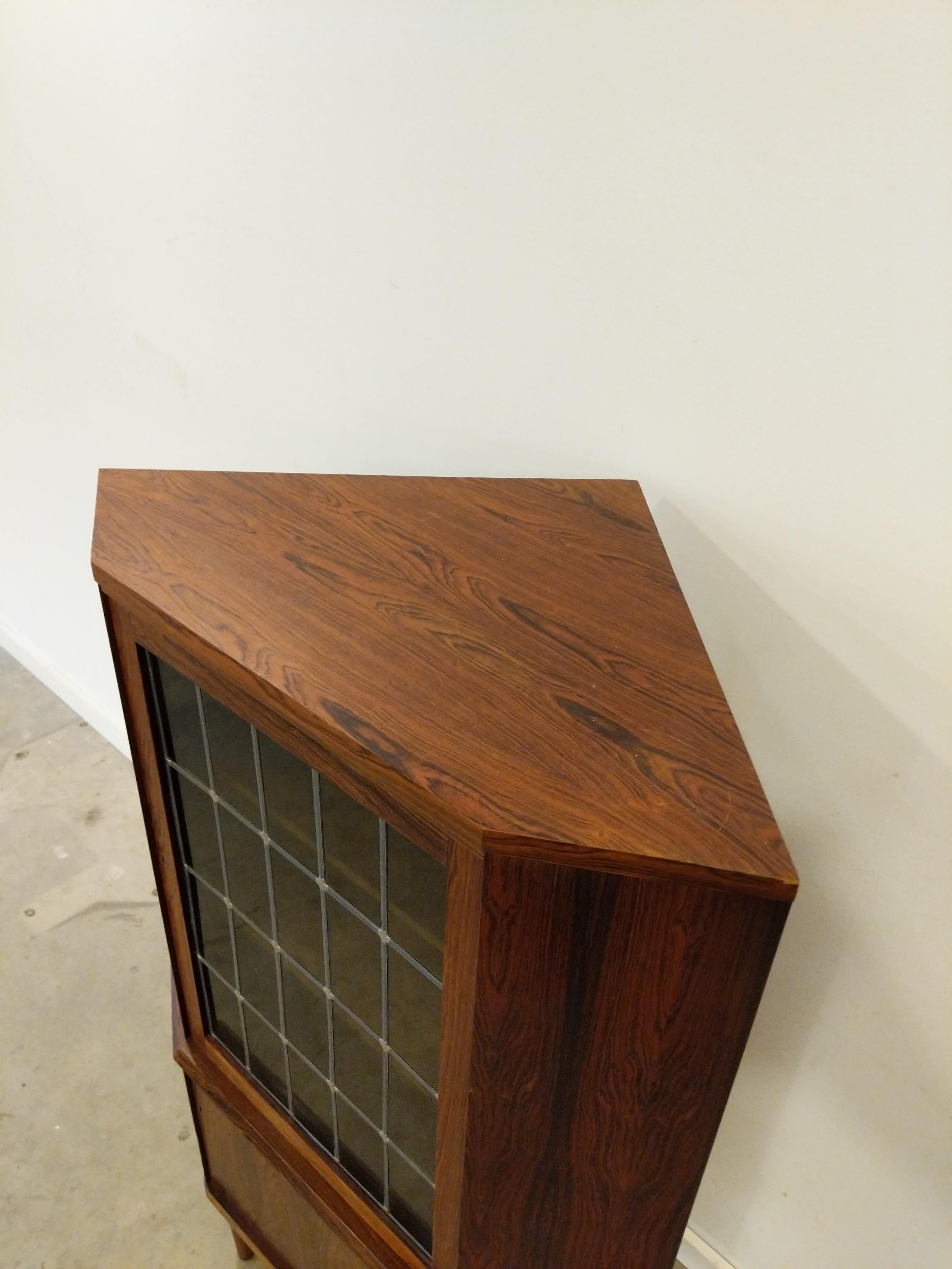 Vintage Danish Mid Century Modern Rosewood Corner Cabinet In Good Condition For Sale In Gardiner, NY