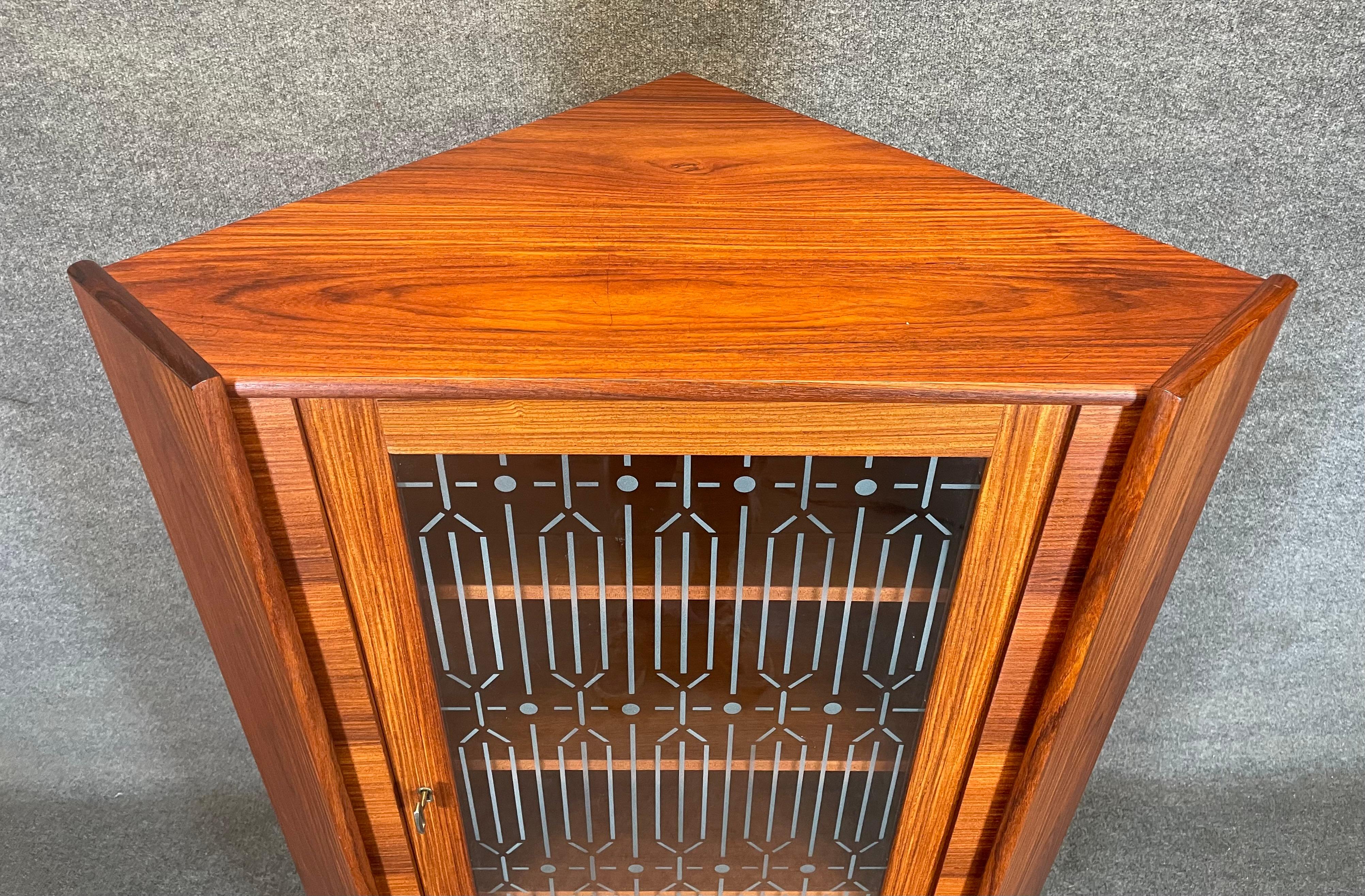 Here is a beautiful vintage corner cabinet in rosewood with a retro pattern etched glass recently imported from Europe to California.
This cabinet was manufactured in the late 1950's in Denmark and is attributed to Omann Jun.
It features a set of