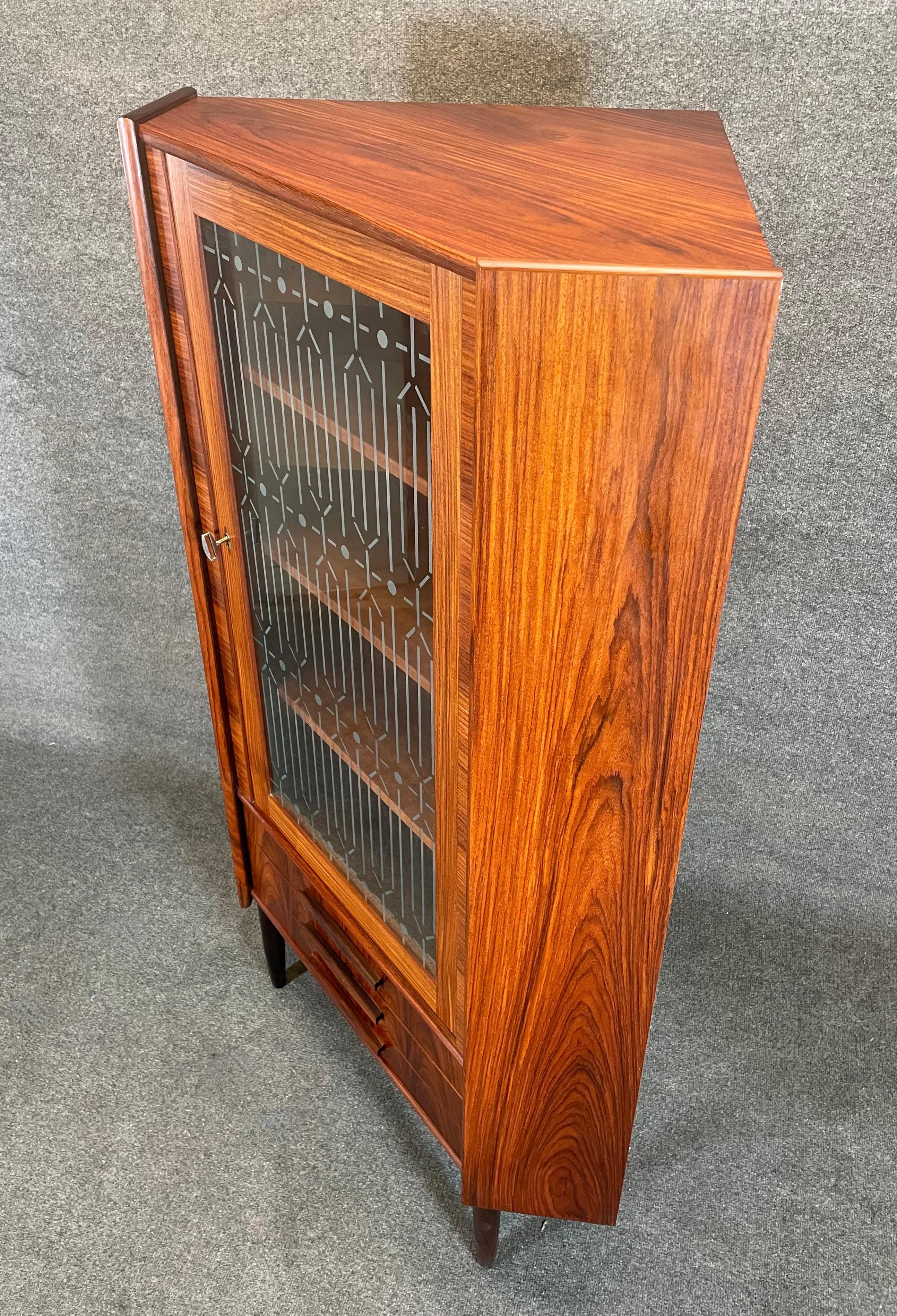 Vintage Danish Mid Century Modern Rosewood Corner Cabinet With Etched Glass In Good Condition In San Marcos, CA