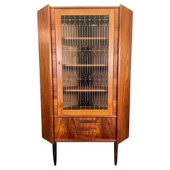 Armoire d'angle danoise moderne du milieu du siècle dernier en bois de rose avec verre gravé