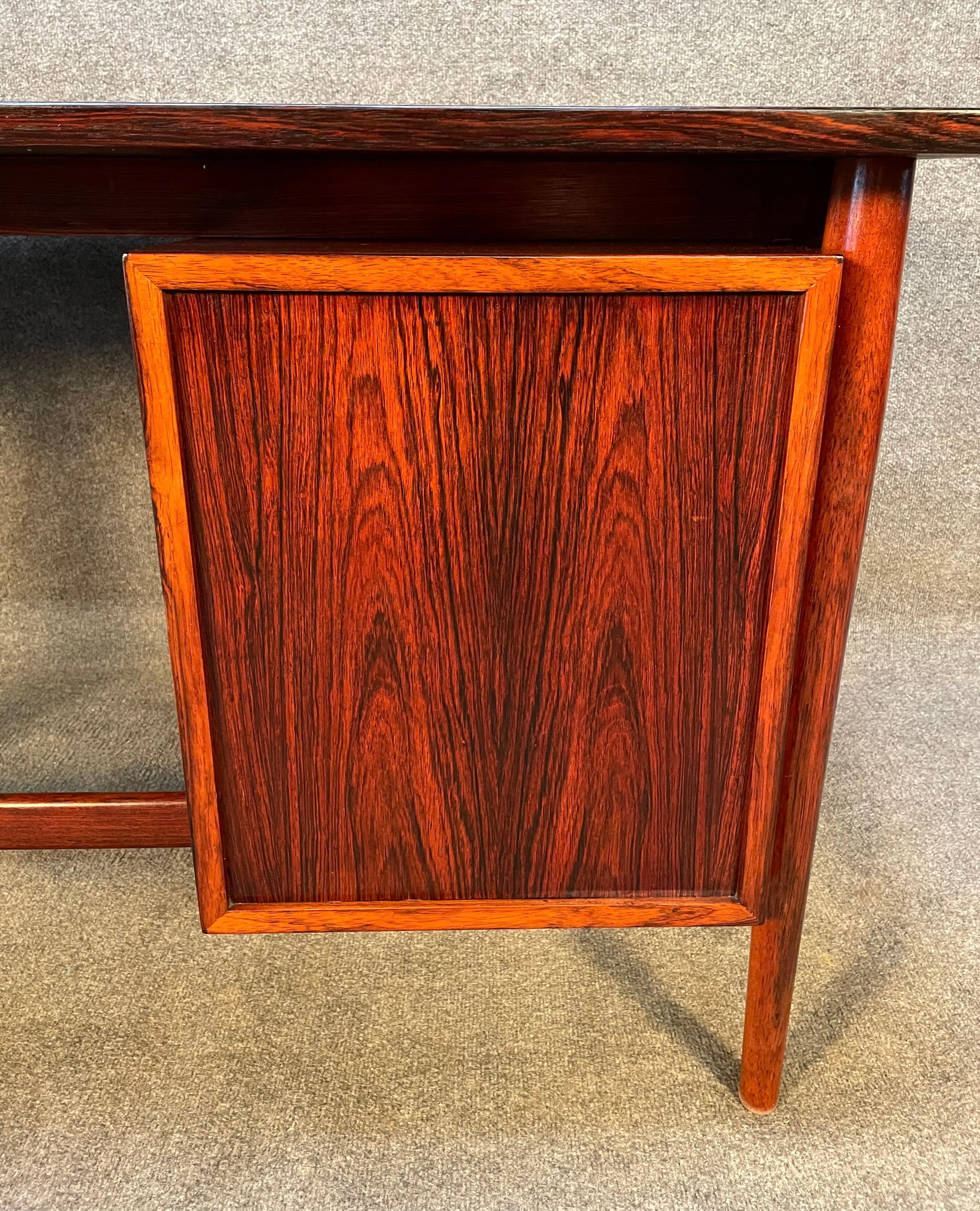 Here is a beautiful and rare compact writing desk in rosewood designed by master Arne Vodder and manufactured by Helge Sibast in Denmark in the 1960s.
This stunning desk, recently imported from Europe to California before its refinishing, features