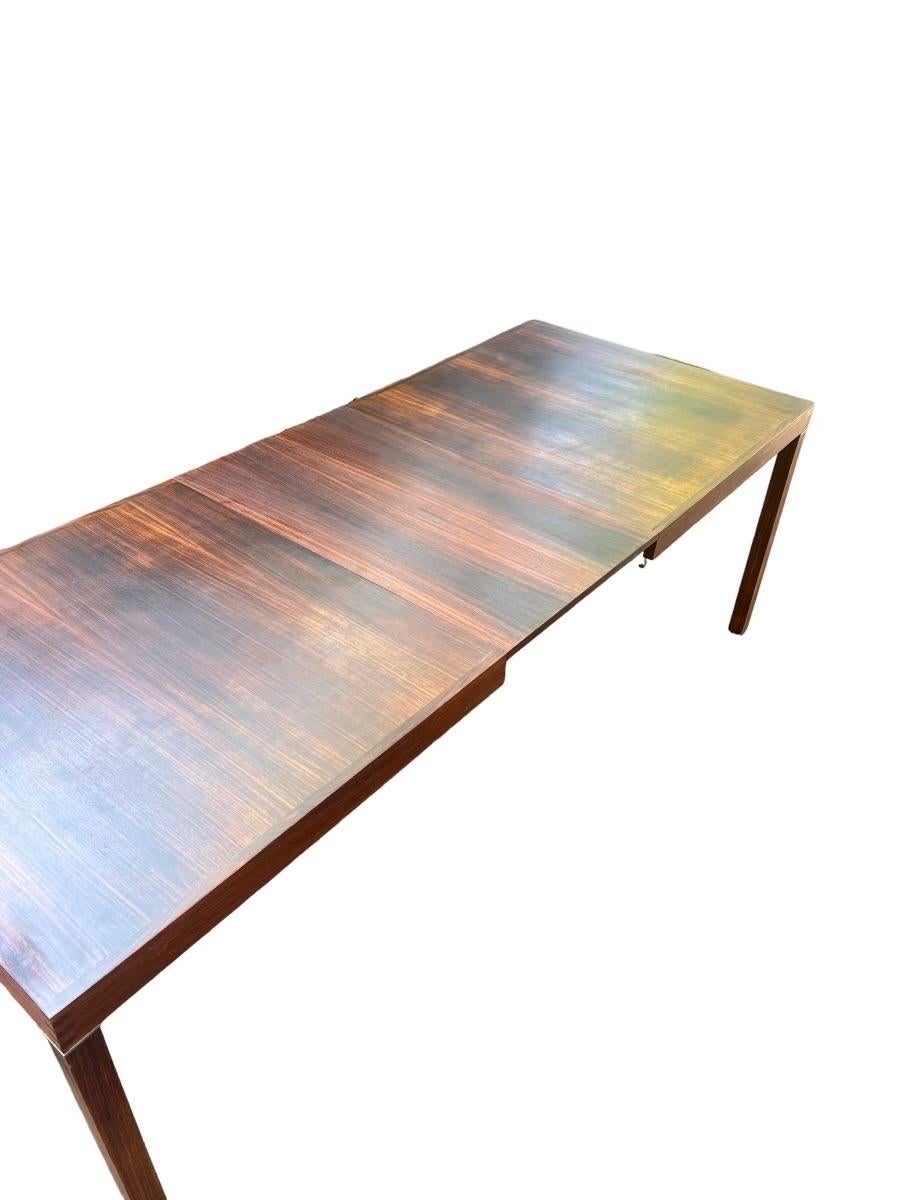 Fin du 20e siècle Table de salle à manger danoise moderne du milieu du siècle dernier en bois de rose avec rallonge en vente