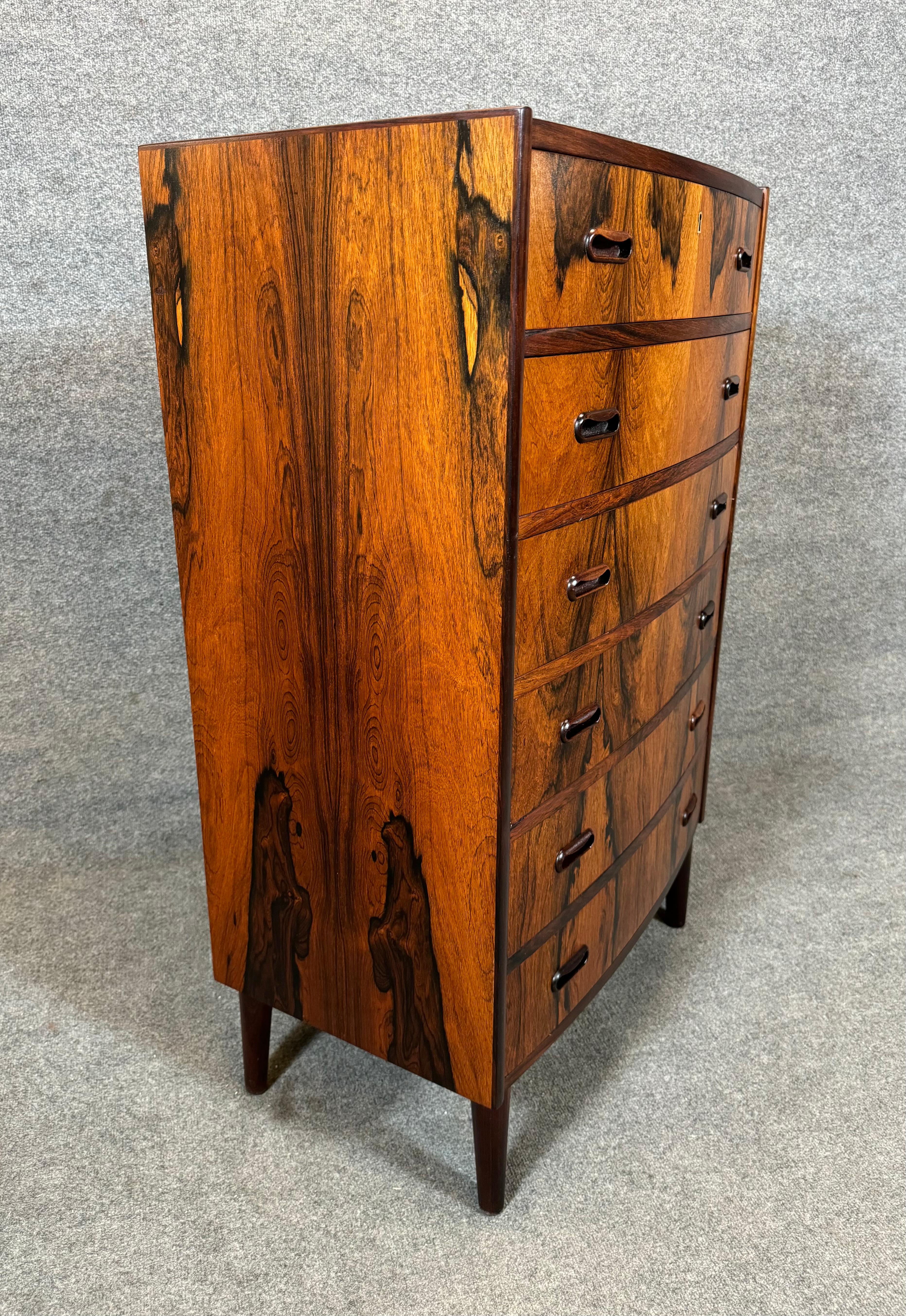 Here is a very special scandinavian modern chest of drawer dresser in rosewood manufactured in Denmark in the 1960's.
This beautiful piece, reminiscent of Arne Vodder's design, features highly figurative wood grain details, a bank of six dove tail