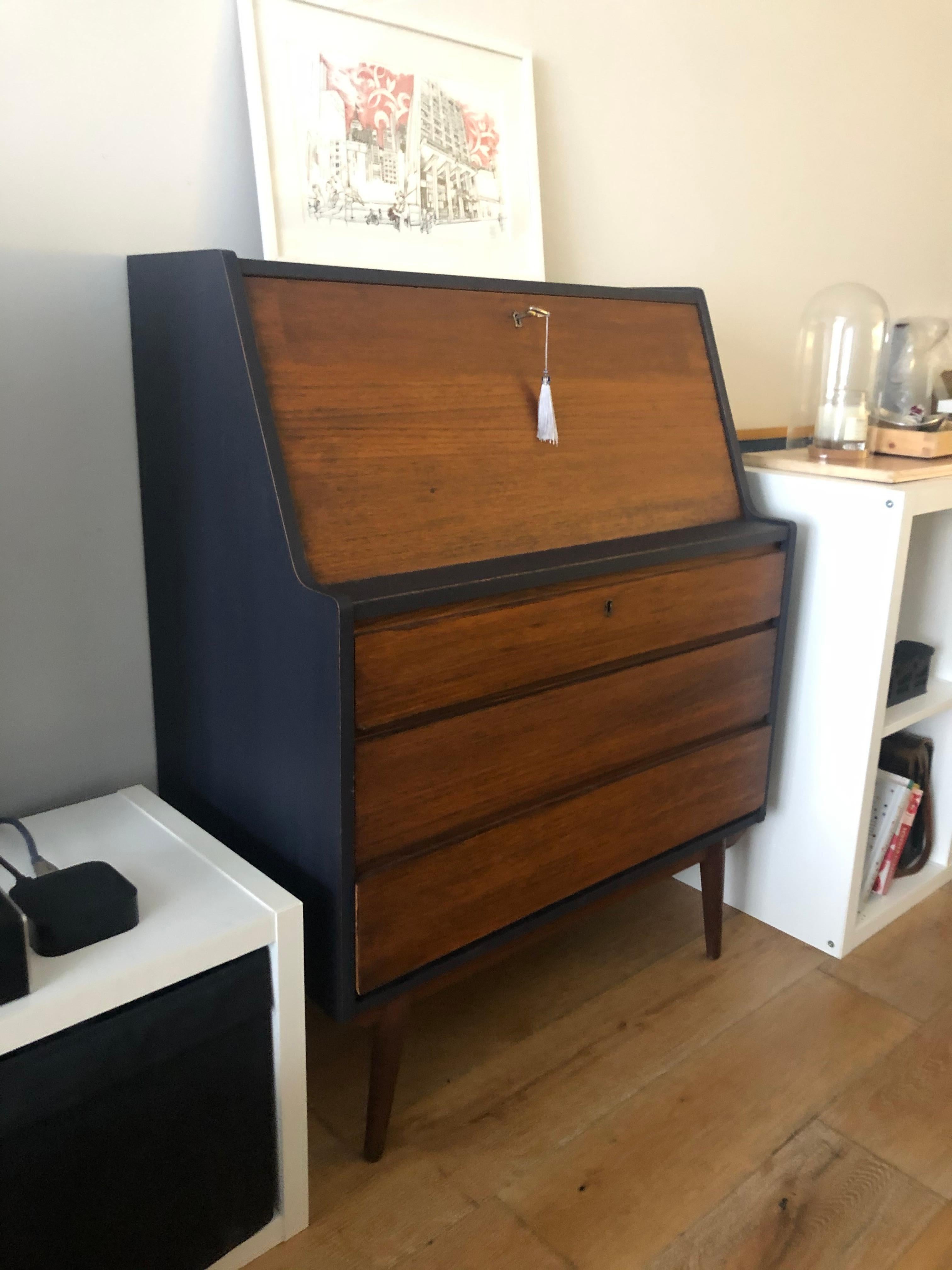 uf 1stdibs wird ein auffälliger, sorgfältig aus Massivholz gefertigter Schreibtisch der Jahrhundertmitte in gutem Zustand angeboten. Dieses Möbelstück, das mit der dauerhaften Eleganz des Farbtons 