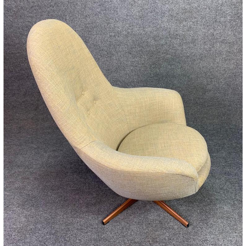 Vintage Danish Mid-Century Modern Swivel Lounge Chair In Good Condition For Sale In San Marcos, CA
