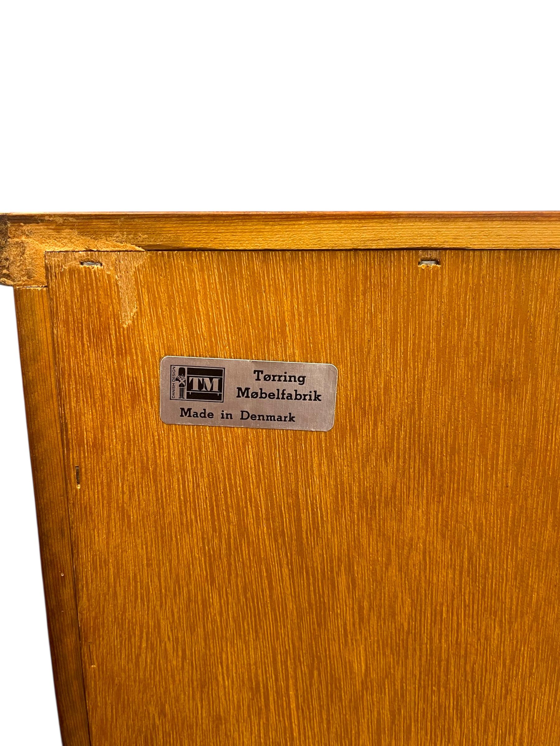 Comò Tallboy d'epoca danese del Mid Century Modern di Nils Jonsson in vendita 5