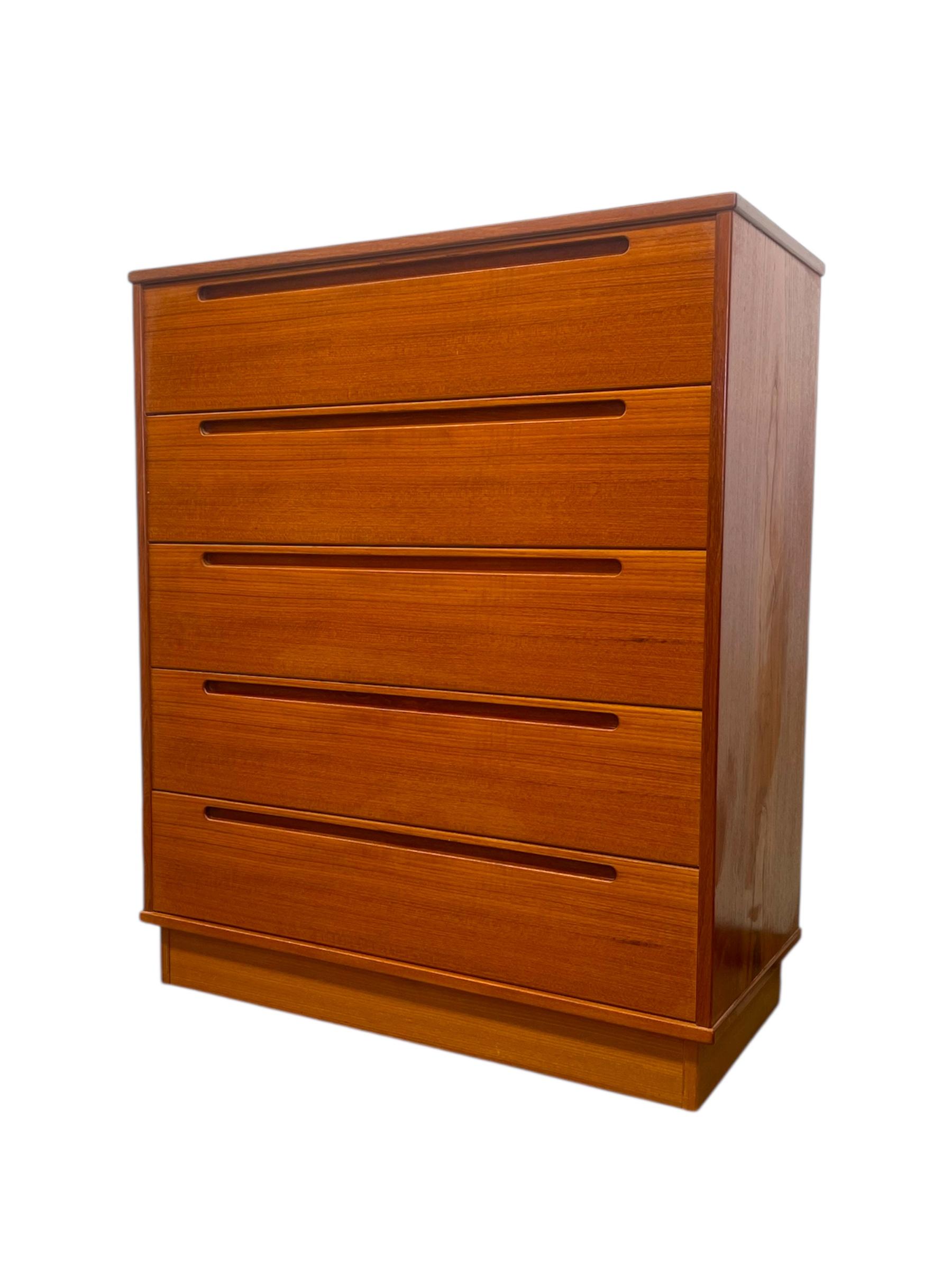 Mid-Century moderno Comò Tallboy d'epoca danese del Mid Century Modern di Nils Jonsson in vendita