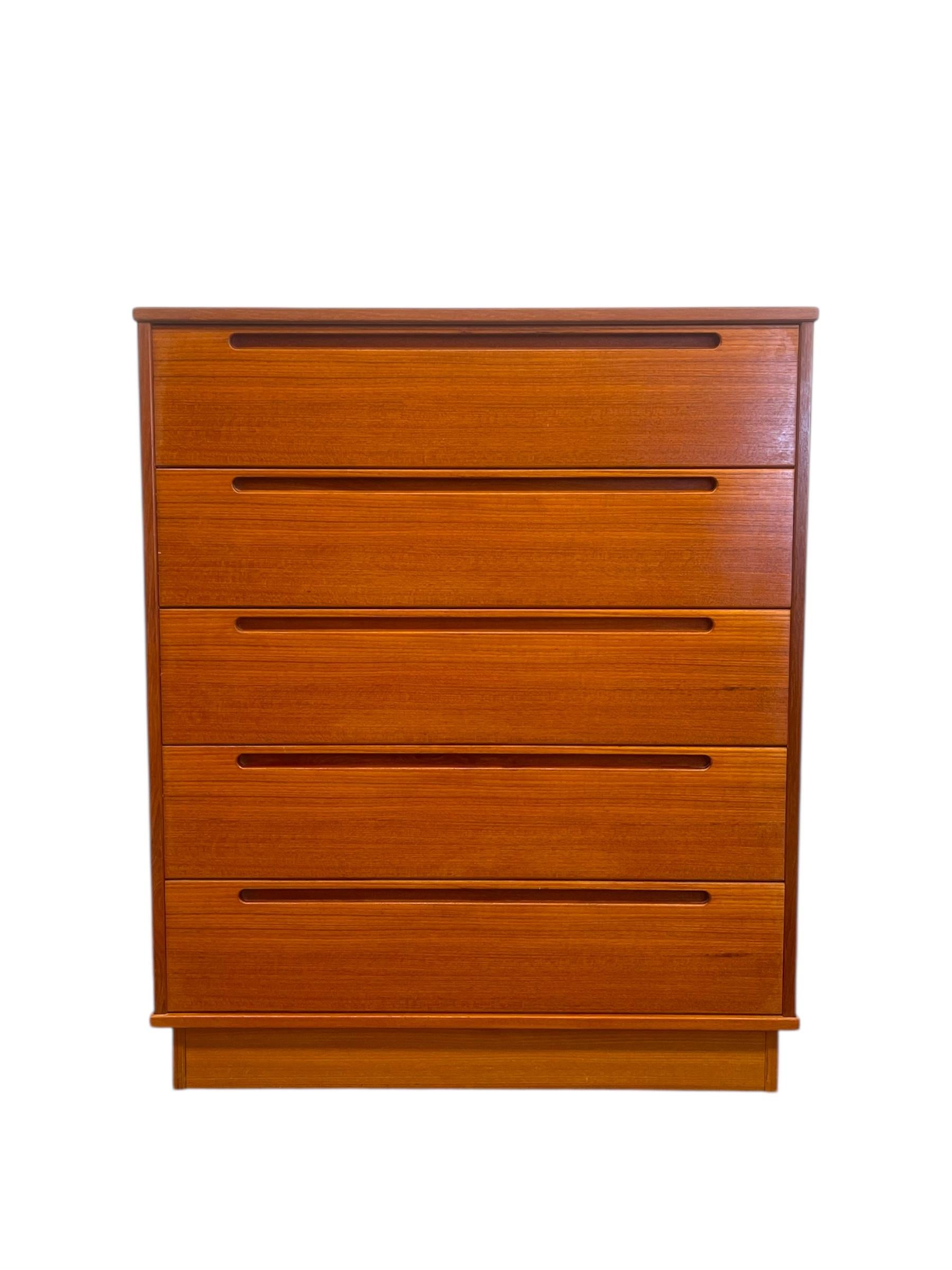 Comò Tallboy d'epoca danese del Mid Century Modern di Nils Jonsson In condizioni buone in vendita a Seattle, WA