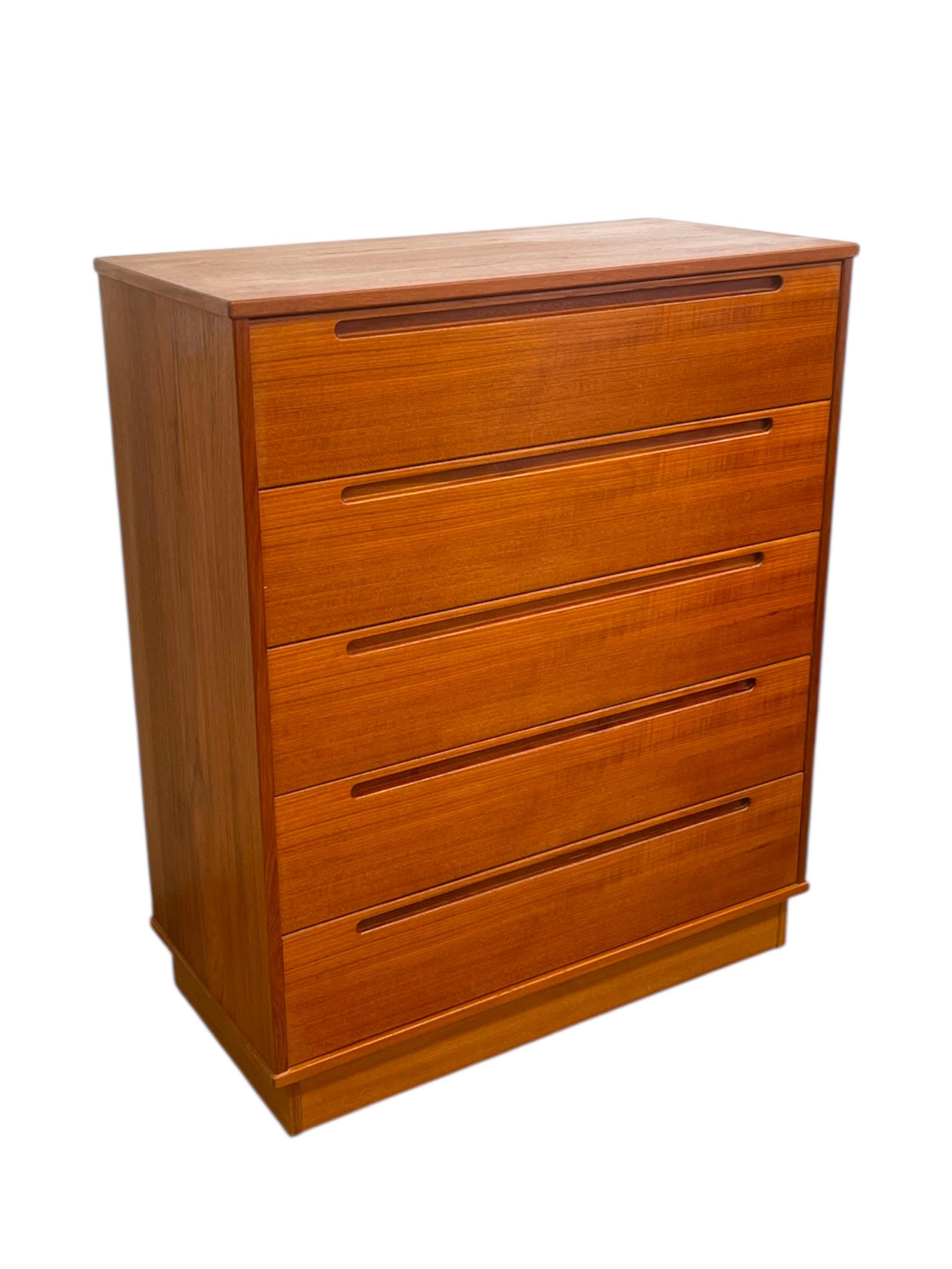 Fine XX secolo Comò Tallboy d'epoca danese del Mid Century Modern di Nils Jonsson in vendita