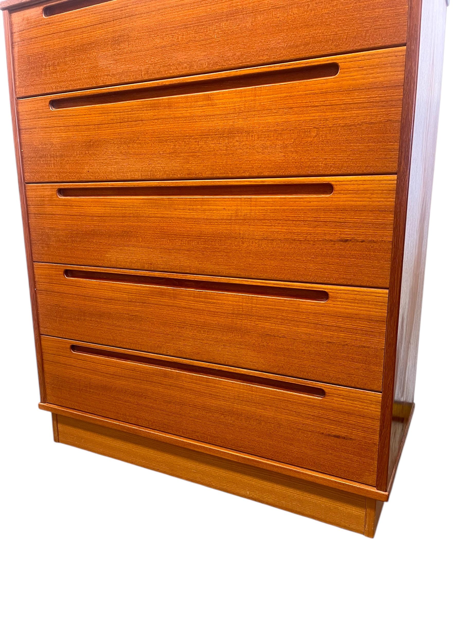 Teak Comò Tallboy d'epoca danese del Mid Century Modern di Nils Jonsson in vendita