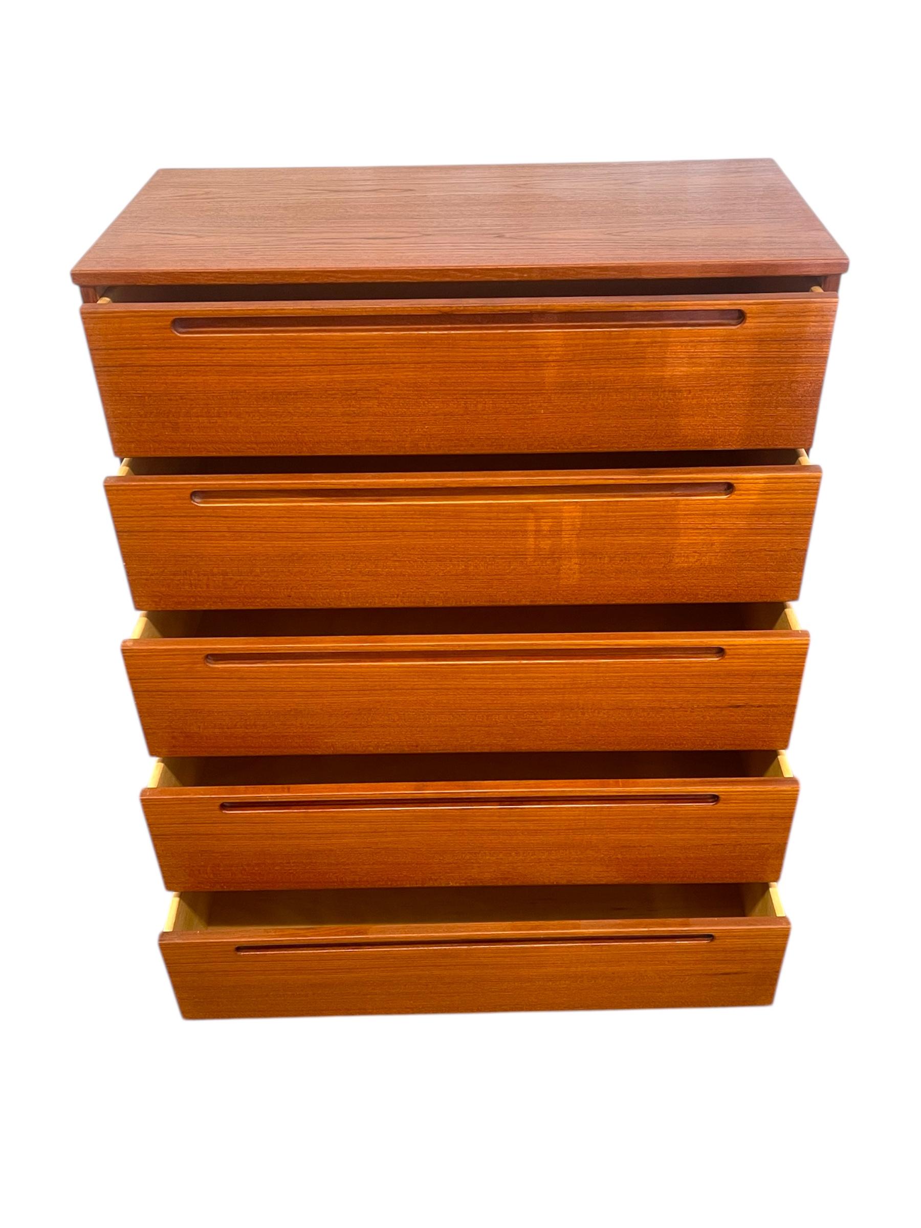 Comò Tallboy d'epoca danese del Mid Century Modern di Nils Jonsson in vendita 1