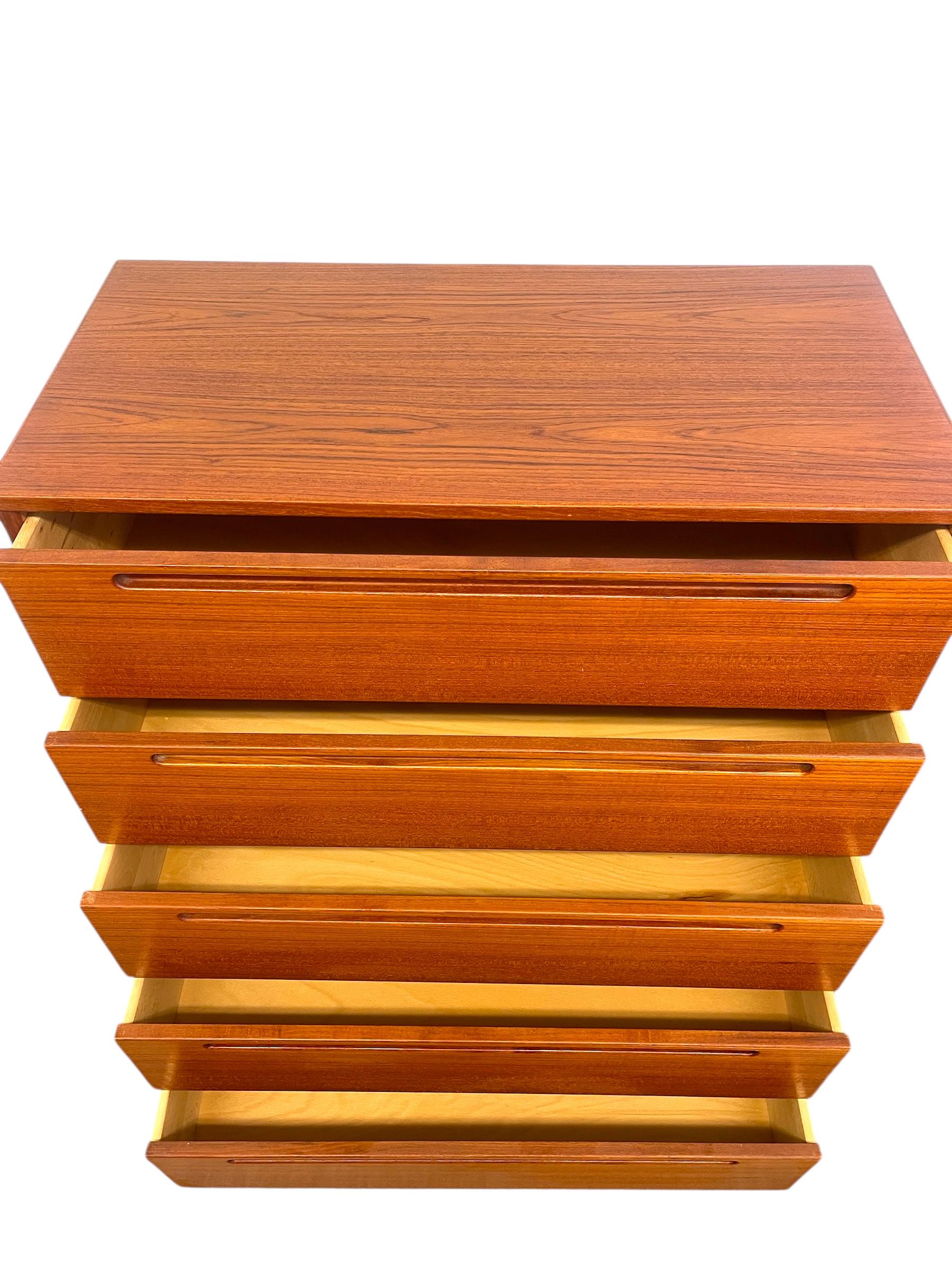 Comò Tallboy d'epoca danese del Mid Century Modern di Nils Jonsson in vendita 2