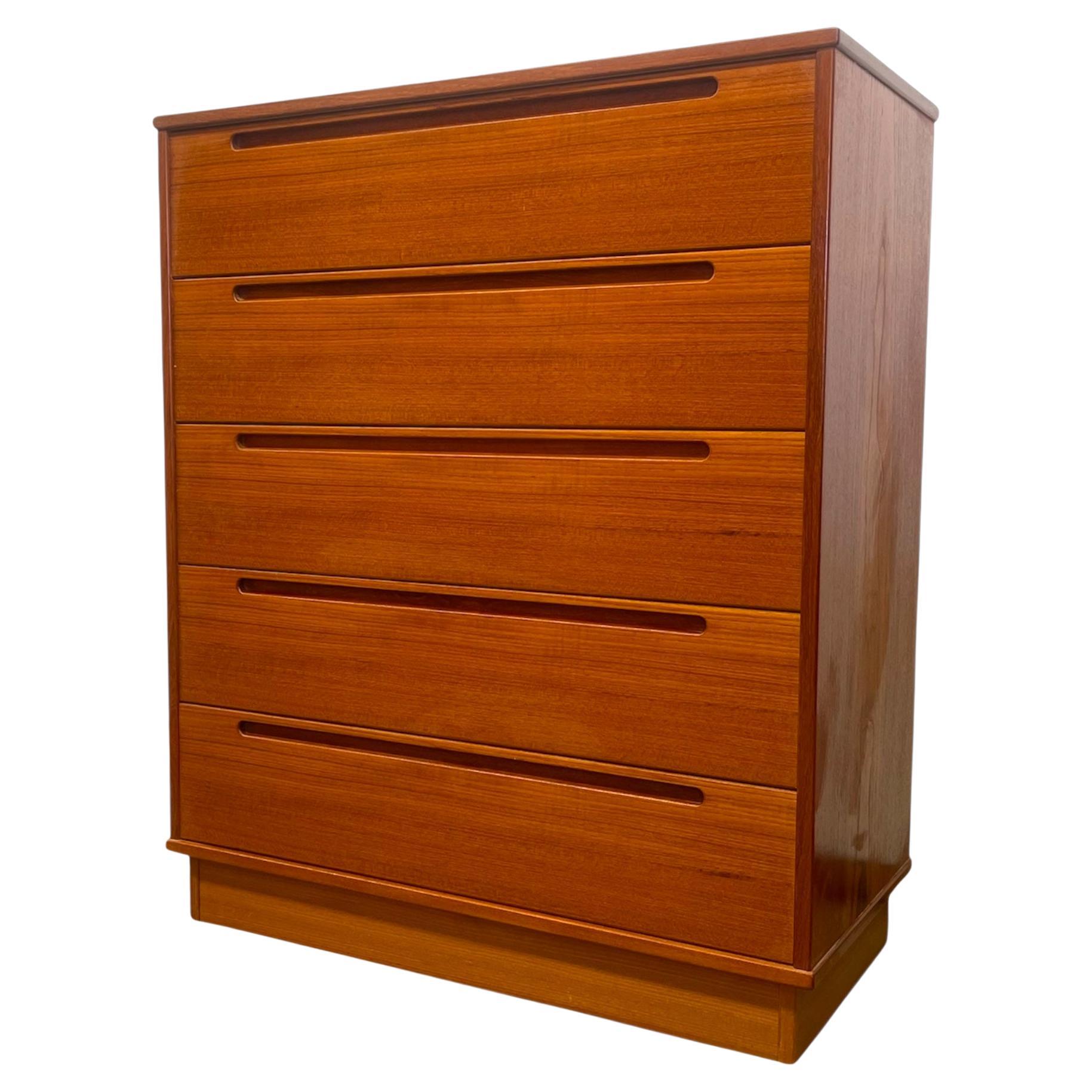 Comò Tallboy d'epoca danese del Mid Century Modern di Nils Jonsson in vendita