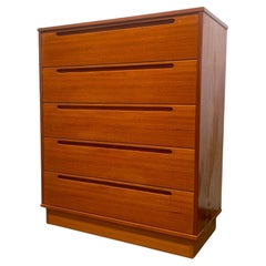 Comò Tallboy d'epoca danese del Mid Century Modern di Nils Jonsson