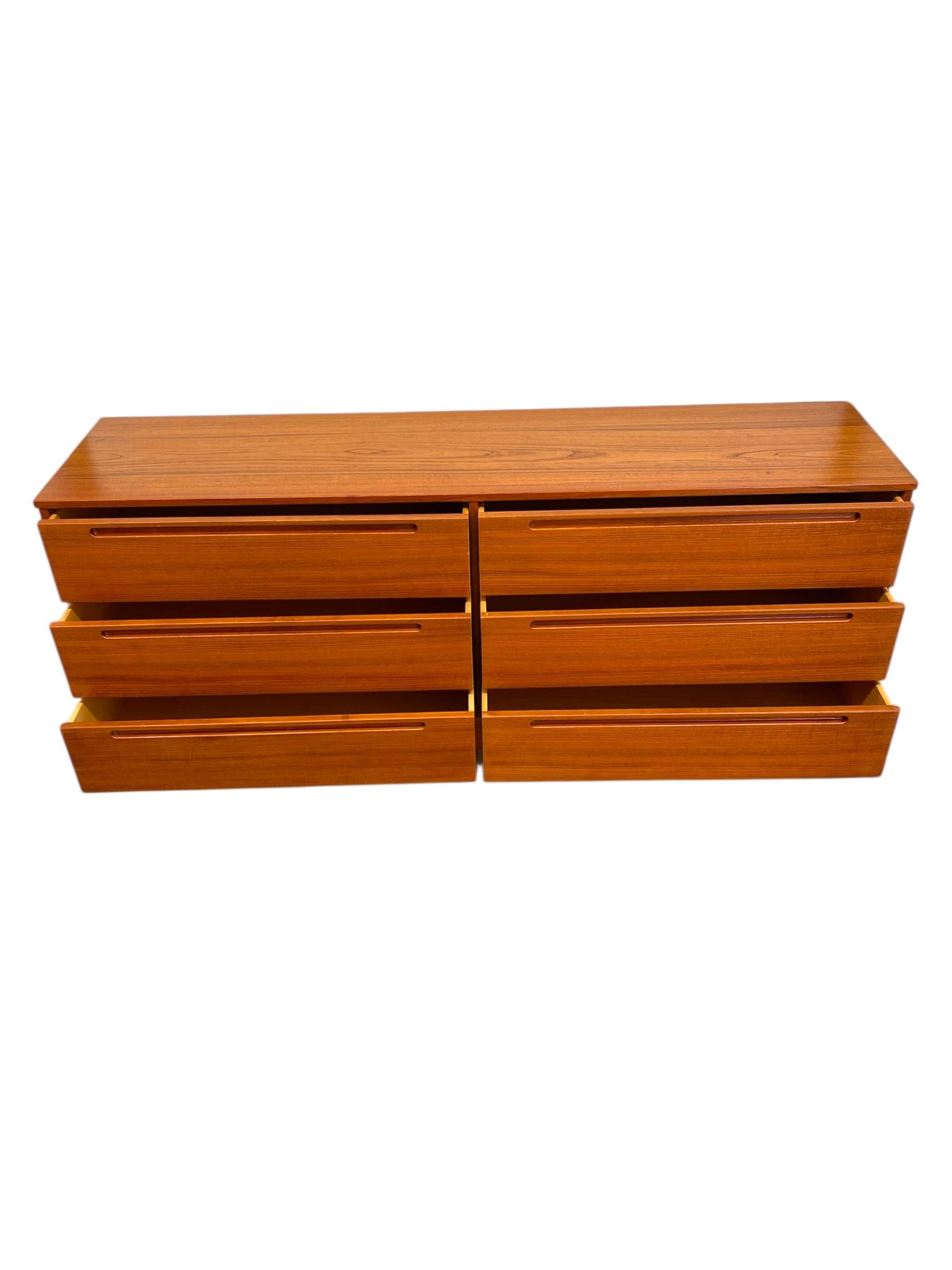 Comò a 6 cassetti in teak d'epoca danese del Mid Century Modern di Nils Jonsson f in vendita 4