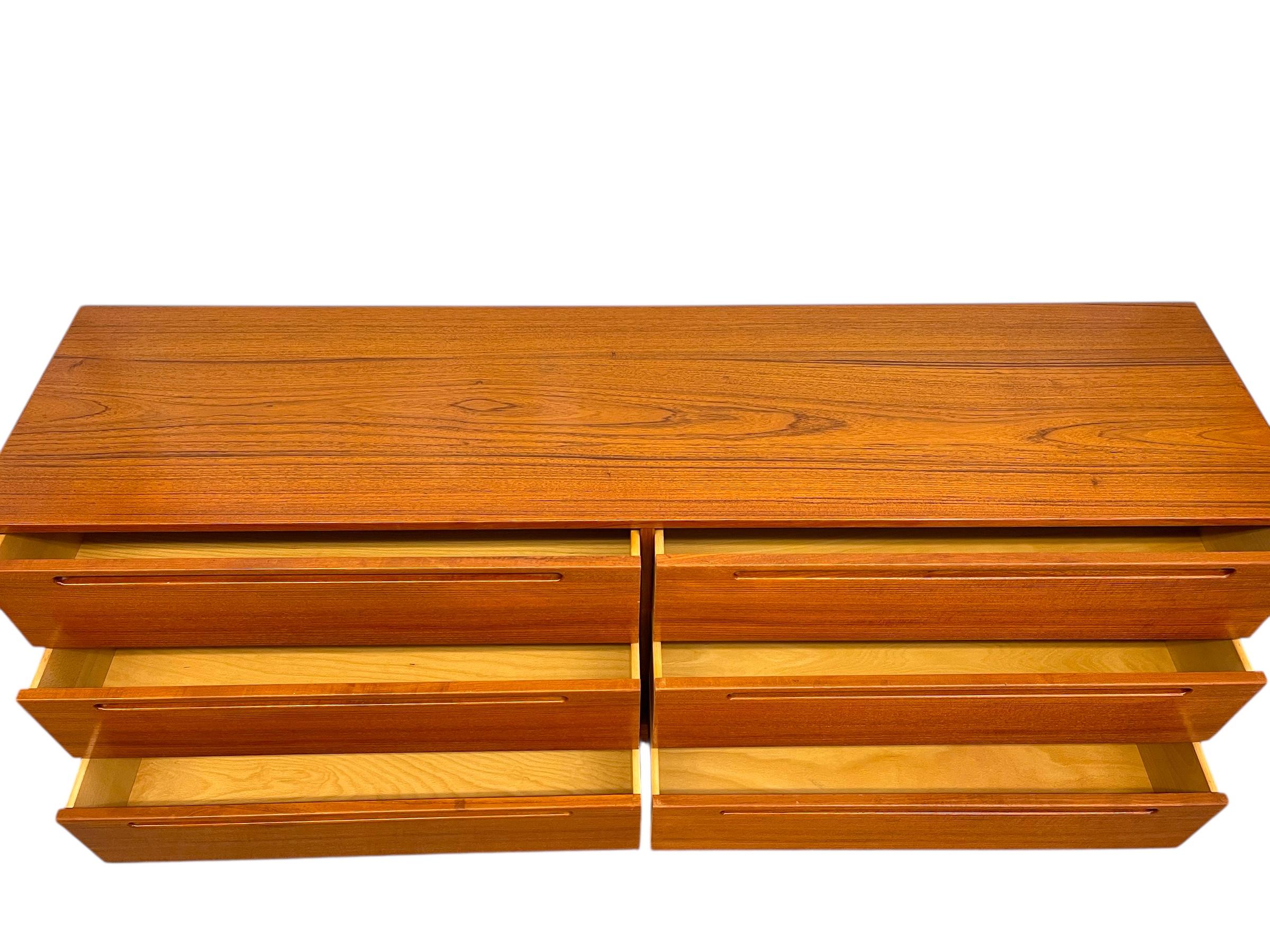 Comò a 6 cassetti in teak d'epoca danese del Mid Century Modern di Nils Jonsson f in vendita 5