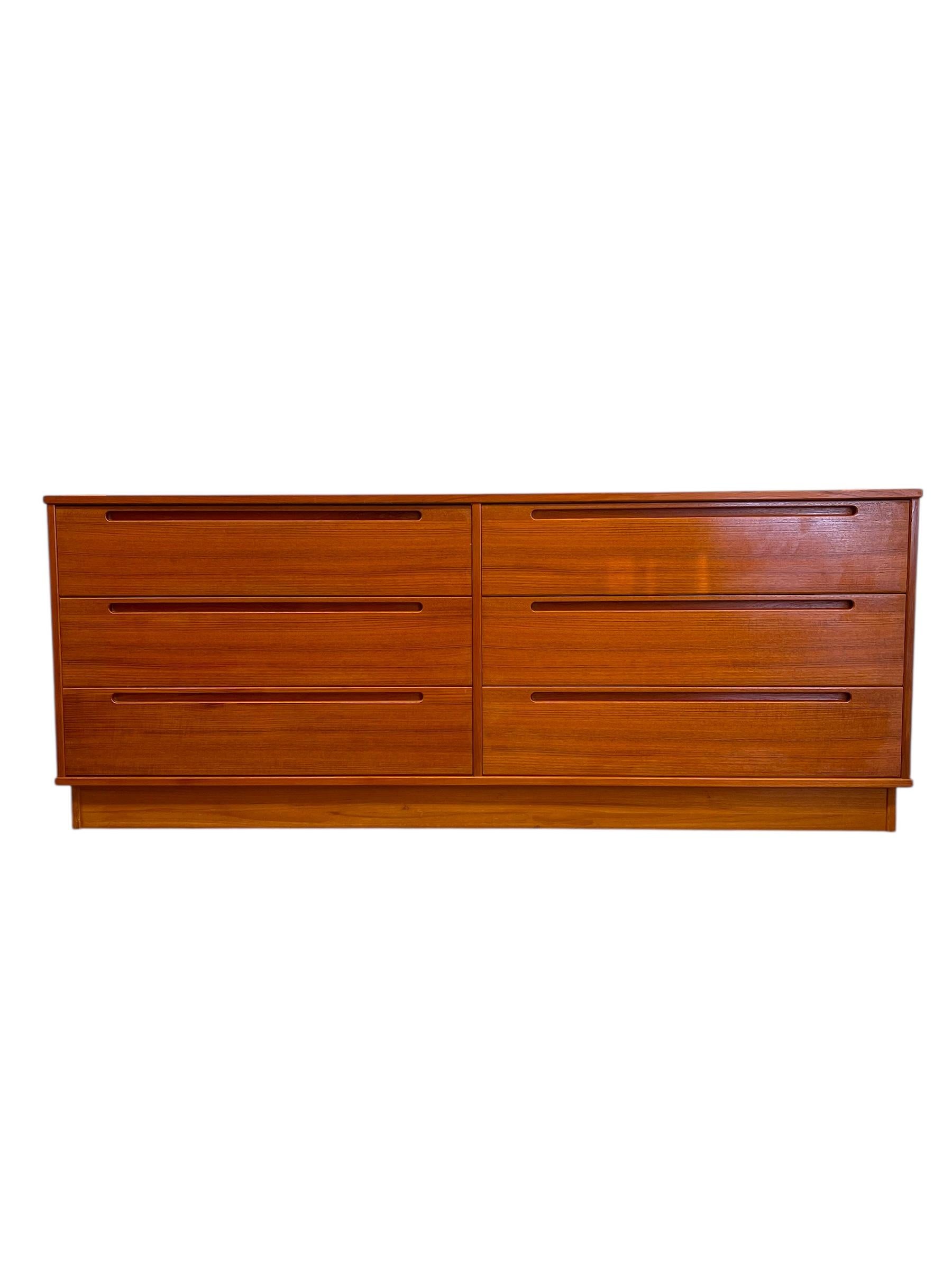 Mid-Century moderno Comò a 6 cassetti in teak d'epoca danese del Mid Century Modern di Nils Jonsson f in vendita