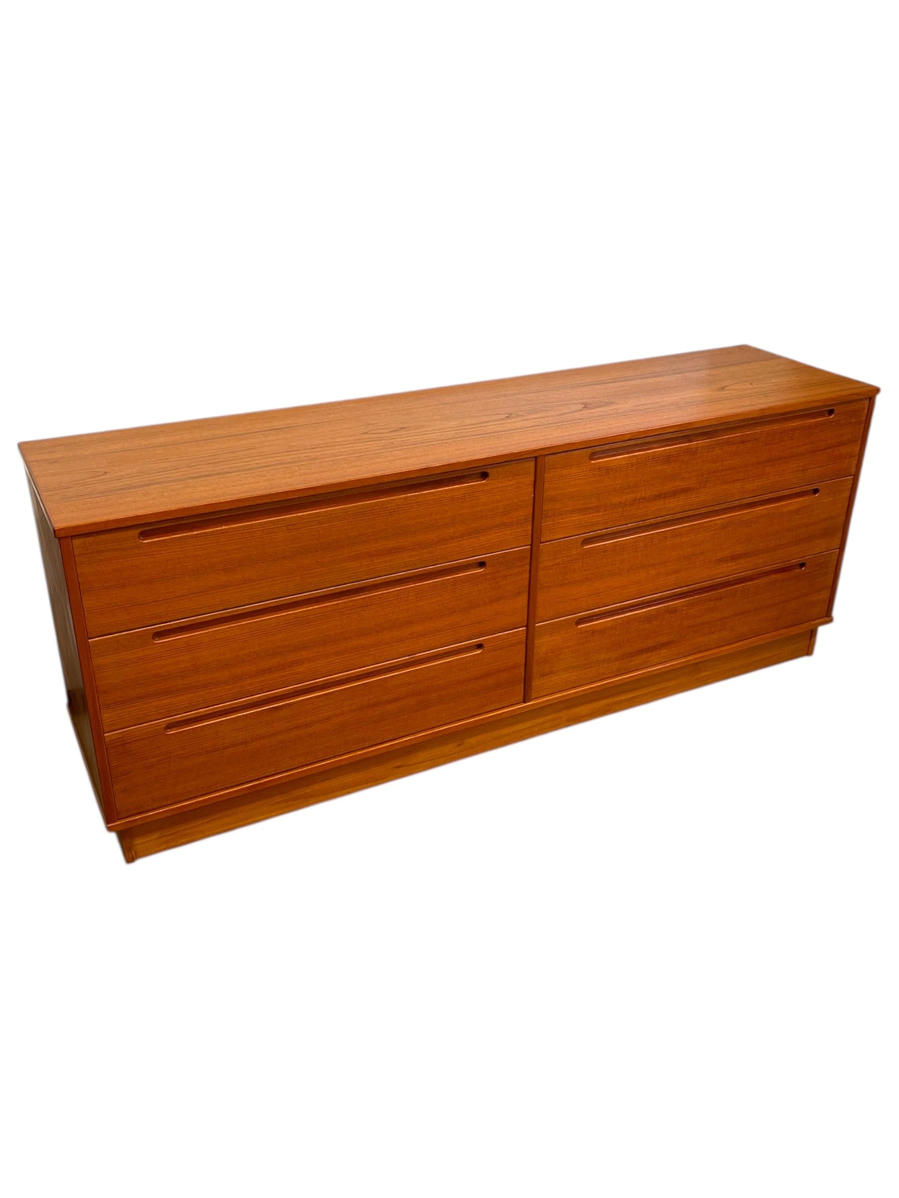 Comò a 6 cassetti in teak d'epoca danese del Mid Century Modern di Nils Jonsson f In condizioni buone in vendita a Seattle, WA