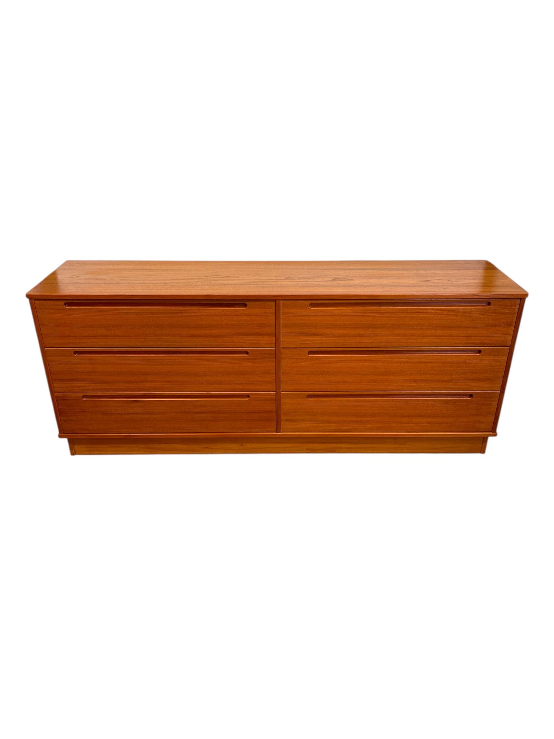 Fine XX secolo Comò a 6 cassetti in teak d'epoca danese del Mid Century Modern di Nils Jonsson f in vendita