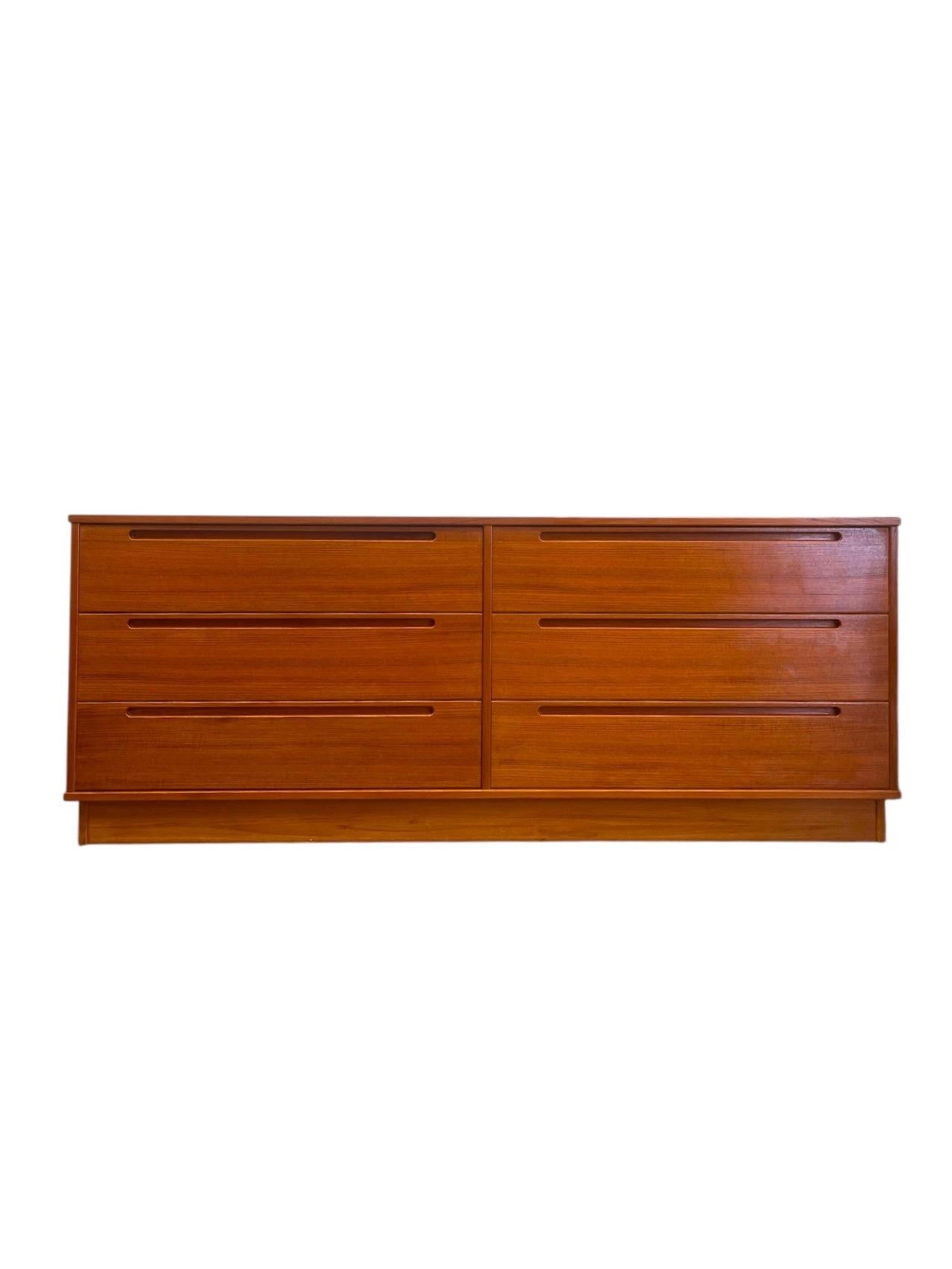 Teak Comò a 6 cassetti in teak d'epoca danese del Mid Century Modern di Nils Jonsson f in vendita