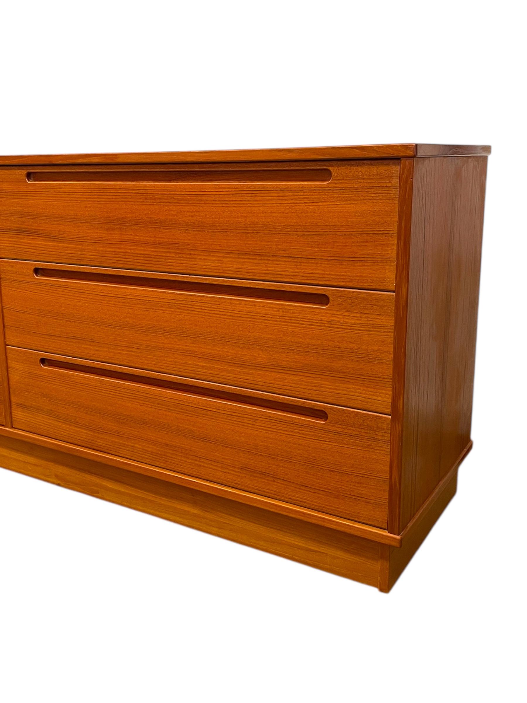 Comò a 6 cassetti in teak d'epoca danese del Mid Century Modern di Nils Jonsson f in vendita 1