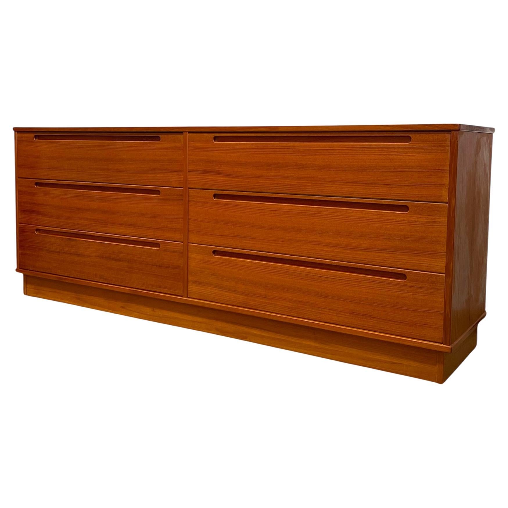 Comò a 6 cassetti in teak d'epoca danese del Mid Century Modern di Nils Jonsson f