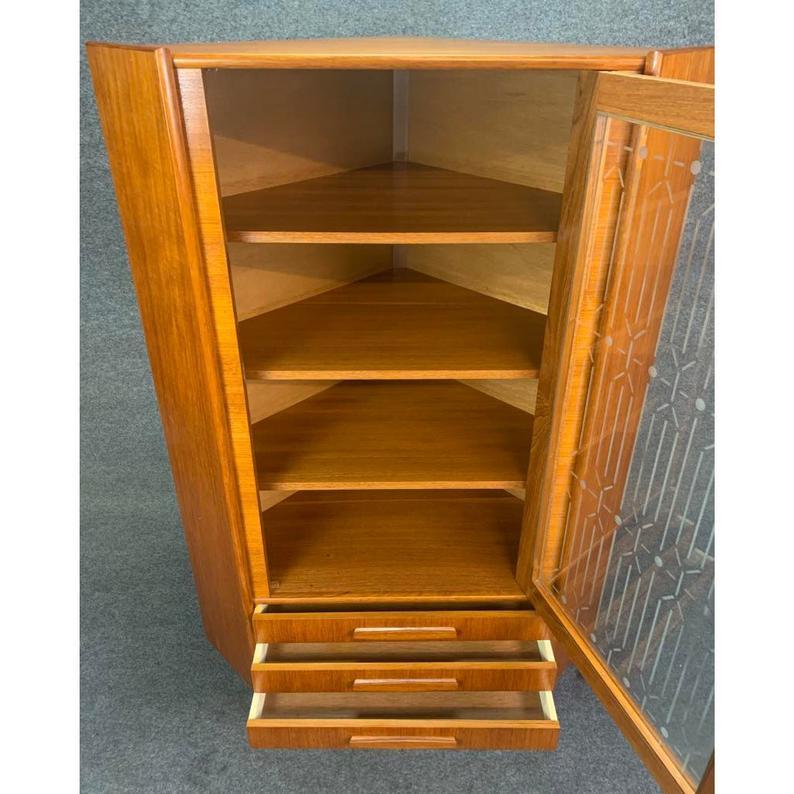 Vintage Danish Mid-Century Modern Teak and Glass Corner Cabinet In Good Condition In San Marcos, CA